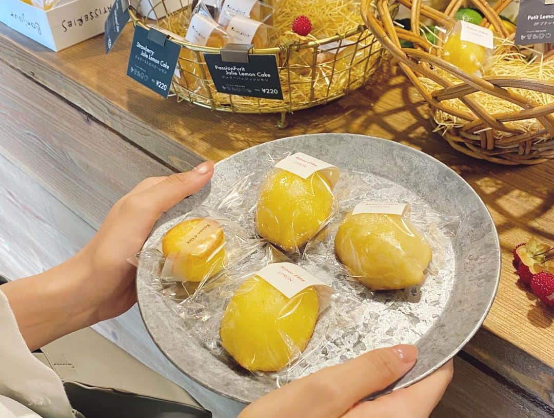 のインスタグラム：「. 🍋【レゾンデートル】 @raison_fukuoka  . 愛してやまないレモンケーキの専門店が 福岡にできまして、やっと行けた❤️ . コンパクトな店舗で、イートインはなし。 お持ち帰りのみ。なくなり次第お店は終了。 . めちゃくちゃ買ったよ。ひくくらい。 だって大好きだし、10日くらい日持ちするからさ♪♪ . 涼しいところに置いておき 食べる１時間くらい前に冷蔵庫へ。 しっとり固まって、めちゃウマ… いろんなサイズや種類があってさ また行きたいなぁ。。幸せ。。 . #レモンケーキ #レモン #レモンケーキ食べまわりたい #なんでこんな美味しいの #レゾンデートル福岡大濠公園店 #レゾンデートル」