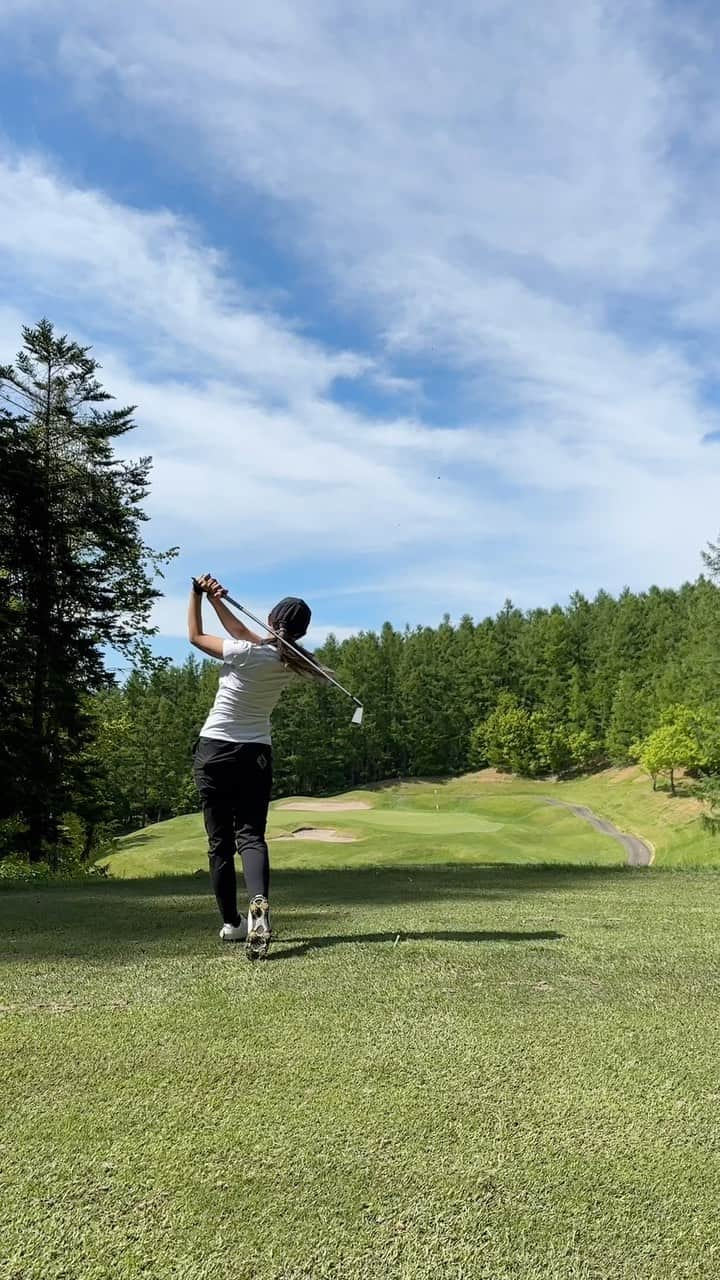 板倉由姫乃のインスタグラム：「⛳️💕 この前北海道でゴルフしたよー！ お昼にスタートして、カート乗り入れてスルーでラウンド最高🙌⛳️気軽にゴルフできる環境っていいね😊 めっちゃ寒かったけどね！ . . . #ゴルフ #ママゴルフ #ママゴルファー #北海道ゴルフ #ラウンド #ゴルフコース #ゴルフラウンド #フットジョイ #ゴルフ旅 #ゴルフバカ #ゴルフレッスン」