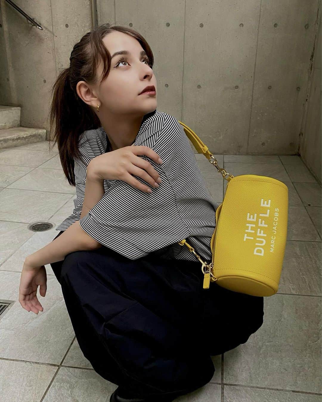 嵐莉菜さんのインスタグラム写真 - (嵐莉菜Instagram)「最近のnew bag。 @marcjacobsjapan  モノトーンの私服もこのビタミンイエローのバッグが映えてくれるから、とってもかわいい🥺💛  コンパクトに見えるけど大容量なバッグが、大大大好きなので、これから沢山活躍してくれる🫶（持ち物多い人間😂）」6月2日 21時52分 - lina_arashi