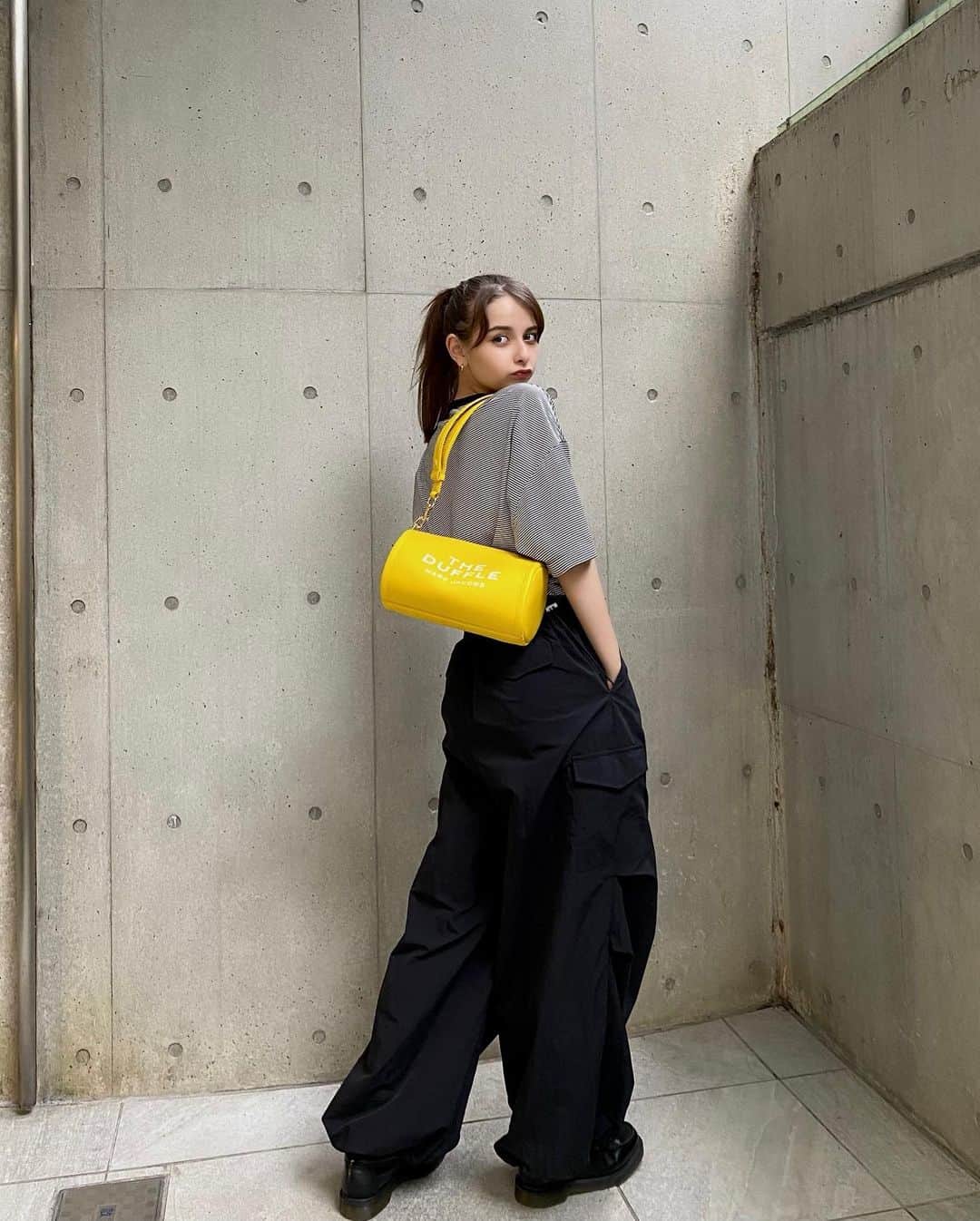 嵐莉菜さんのインスタグラム写真 - (嵐莉菜Instagram)「最近のnew bag。 @marcjacobsjapan  モノトーンの私服もこのビタミンイエローのバッグが映えてくれるから、とってもかわいい🥺💛  コンパクトに見えるけど大容量なバッグが、大大大好きなので、これから沢山活躍してくれる🫶（持ち物多い人間😂）」6月2日 21時52分 - lina_arashi