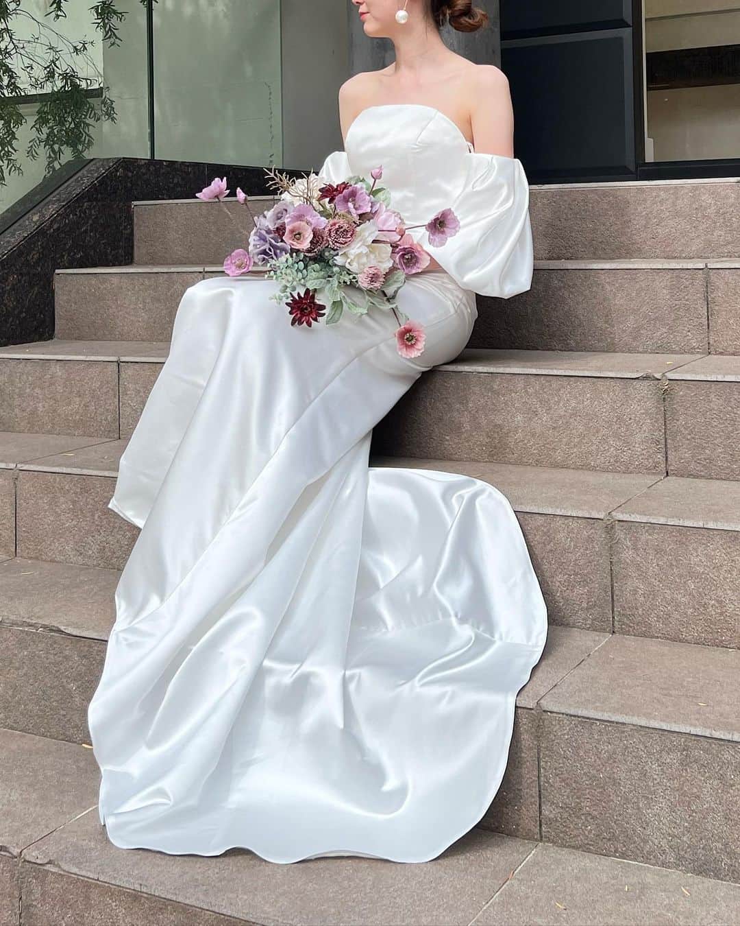 Garden of Graceのインスタグラム：「⁡ ⁡ ソフトマーメイドで、 体のラインを綺麗に見せてくれるフェイスドレス。 着るだけで大人っぽい雰囲気に､､､✨ ⁡ お袖は取り外しが可能なので、 お好みに合わせてご着用いただけます。 ⁡ ホワイト、テラコッタ、ブラックの3色展開です 🌼 ⁡ 𓏸𓂂𓂃 𝑑𝑟𝑒𝑠𝑠 𓂃𓂂𓏸 ☑ 𝖥𝖺𝗂𝗍𝗁 (フェイス). レンタル¥69,8𝟢𝟢 購入 ¥89,800 花嫁様のお体に合わせて ドレスをお作りするセミオーダーは、 ＋¥12,000で承っております。 ⁡ @gardenofgrace_official ⁡ ˗˗˗˗˗˗˗˗˗˗˗˗˗˗˗˗˗˗˗˗˗˗˗˗˗˗˗˗˗˗˗˗˗˗˗˗˗˗˗˗˗˗˗˗˗˗˗˗˗˗˗˗˗˗˗˗˗˗˗˗˗˗˗˗˗˗˗˗˗˗˗˗˗˗ ⁡ ドレス試着のご予約やお問い合わせは、 お電話または𝖣𝖬にて承っております 🕊 詳しくは、ハイライトの「𝖱𝖾𝗌𝖾𝗋𝗏𝖾」を ご確認くださいませ！ 沢山のご連絡、お待ちしております ✨ ⁡ 📞𝟢𝟥-𝟧𝟦𝟤𝟤-𝟪𝟦𝟥𝟫 . . . #ドレス #ウェディングドレス #フォトウェディング #プレ花嫁 #2023夏婚 #2023秋婚 #ロケーションフォト #試着レポ #ドレス試着 #結婚式準備 #パフスリーブドレス #ドレス選び #マーメイドラインドレス #サテンドレス」
