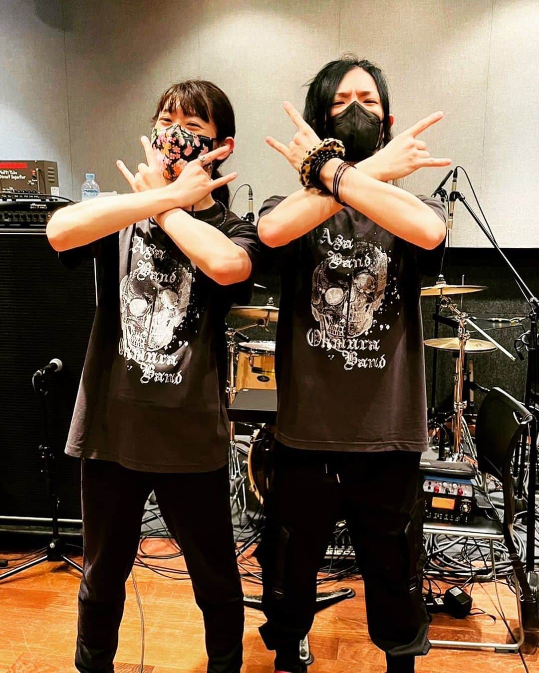 亜沙のインスタグラム：「大村さんとツーマンライブに向けリハーサルして来ました。 此処は六区Tシャツを一緒に着てバイブスが上がりきったので、東京大阪が益々楽しみに！お楽しみに！ #亜沙　#大村孝佳　#此処は六区 #バンドtシャツ　#asa #oomuratakayoshi」