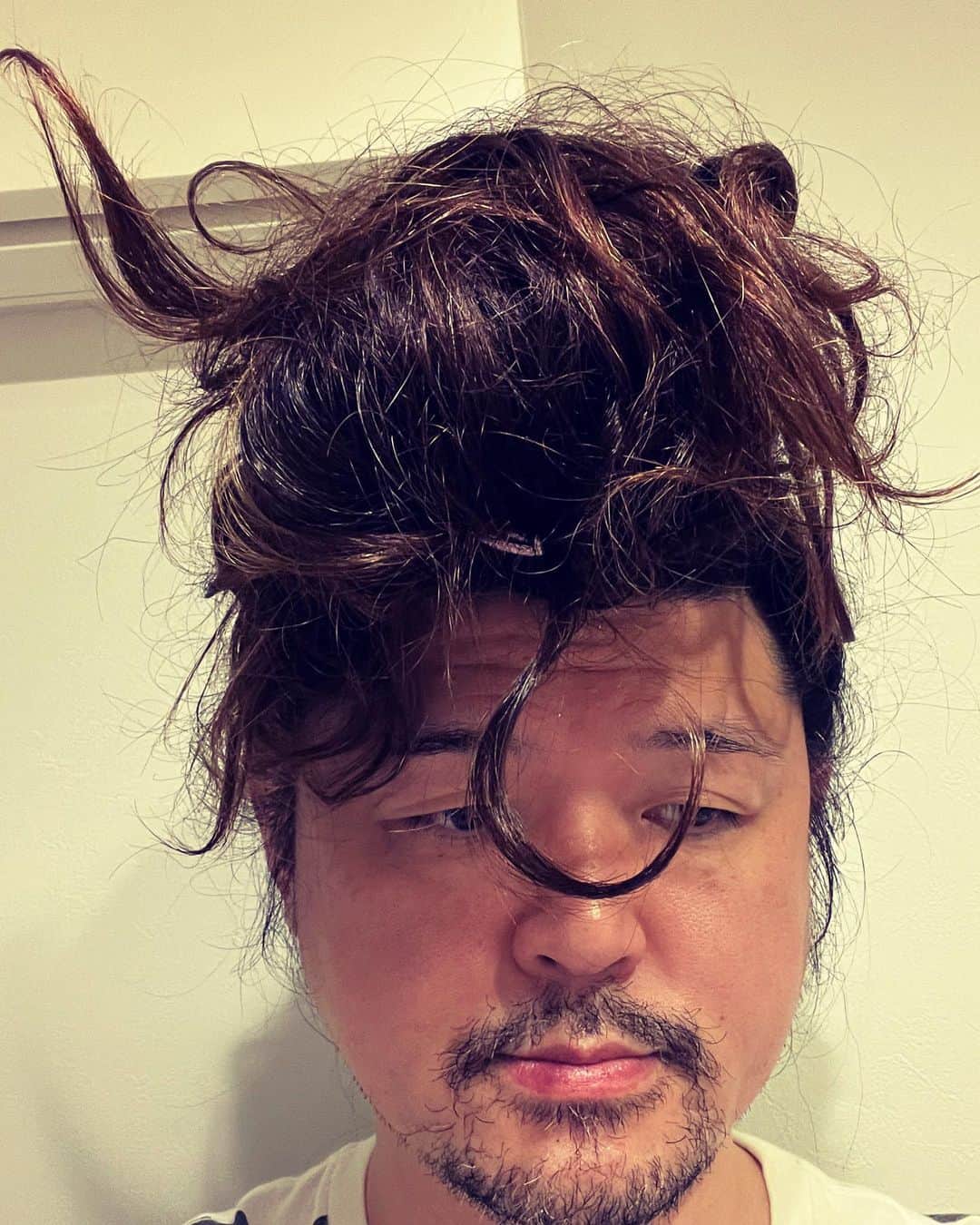 326のインスタグラム：「嵐の午後、頭痛すぎて寝てて起きたら…今日もまた荒髪様がずいぶん荒ぶっておられた。愛のままに我儘に僕を困らせてくれたパートナー。これからはどこかのこどもの気持ちを軽くするために働き者になってくれるみたいなんでとっても誇らしい。にしてもみんなも嵐に気をつけてね。無理したらダメよ。ほな」