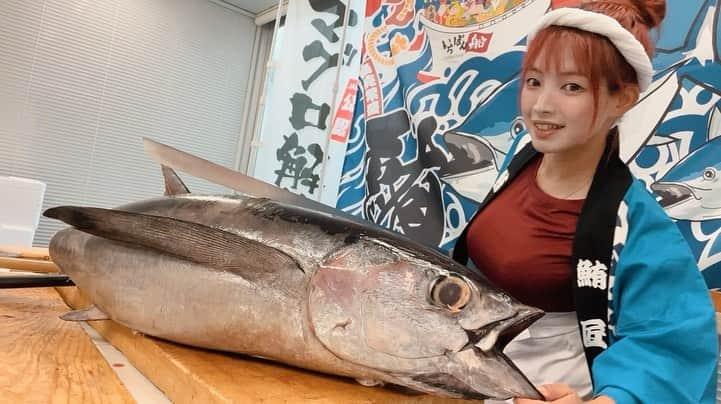 マルコスのインスタグラム：「今日はマグロ解体師の1日‼️  みっちり実践&練習してきた🤟🏻🍣  めっちゃ身になった1日だった❗️  私の解体ショーをみんなに見せれる日がくるかも😎❓  #釣り　#キハダキャスティング　#マグロ解体ショー #マグロ解体師」