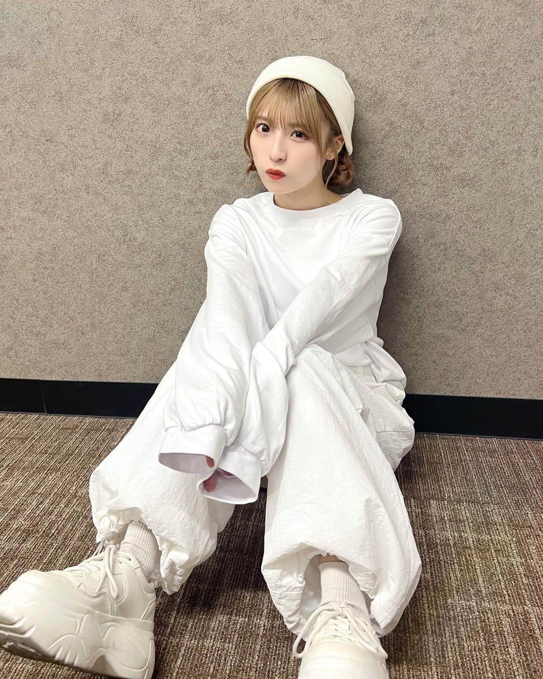 のインスタグラム：「まっしろ〜⚪️」