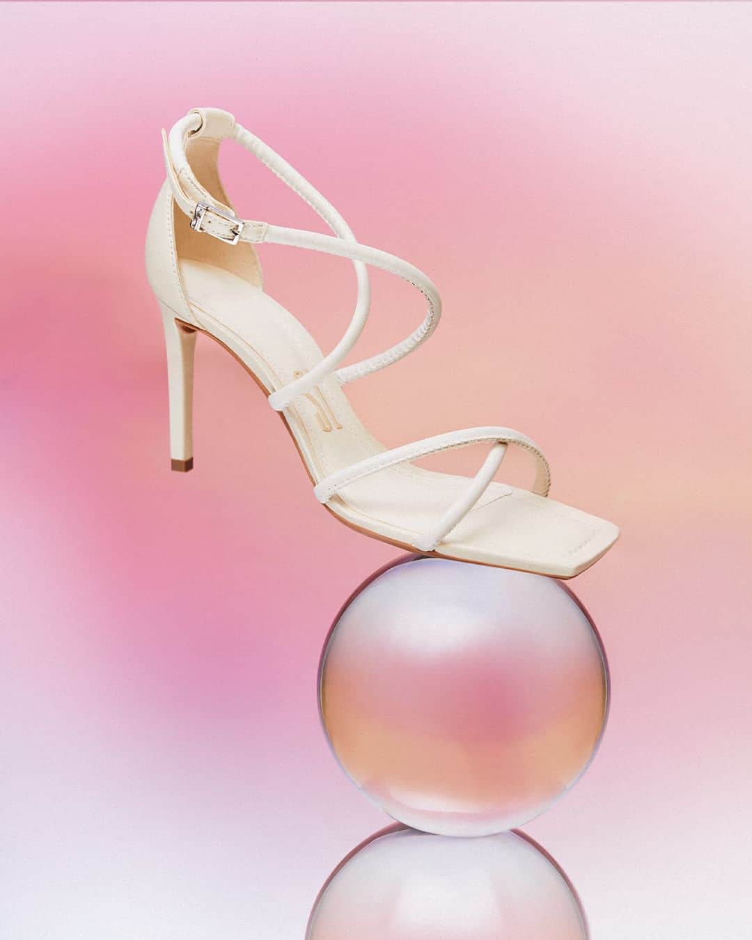 Santa Lollaのインスタグラム：「GIFT GUIDE SL | Aquela sandália nada básica que entrega estilo e conforto. O shape com tiras finas e bico quadrado garante produções cheias de personalidade para arrasar no date. [ 045F.4014.0300.0056 | R$229,90 ] #santalolla #santalollainv23 #diadosnamoradosSL #giftguideSL #highheels」