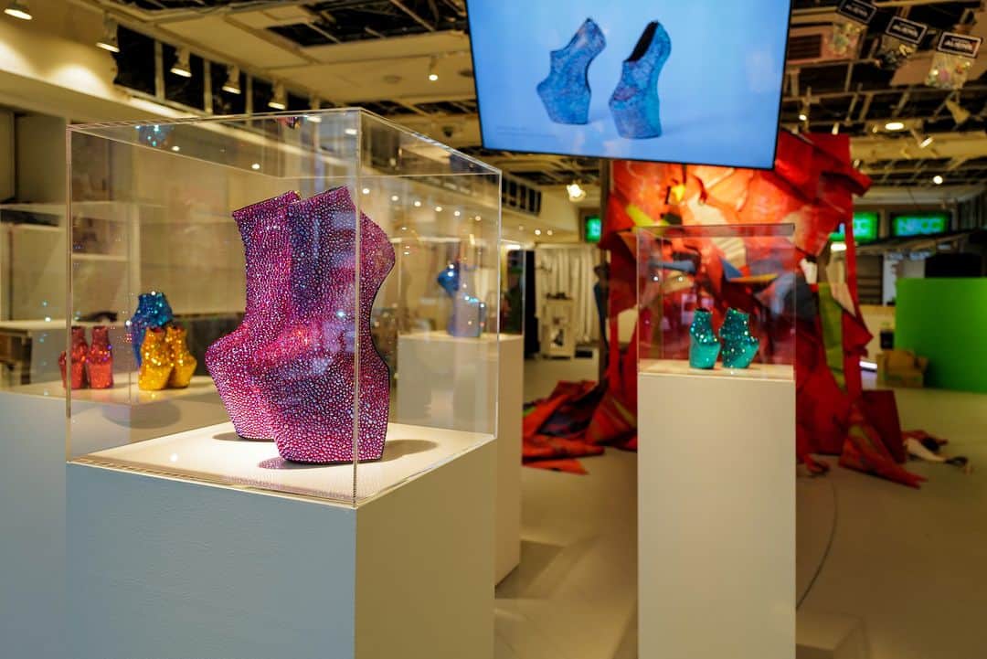 ノリタカタテハナさんのインスタグラム写真 - (ノリタカタテハナInstagram)「Exhibition Information NACC Exhibition Vol.7 "Goodbye Anarchy Cultural Center" Saturday, June 3 - Tuesday, June 27, 2023  NACC / Anarchy Culture Center 1-6-2 Nihonbashi Muromachi, Chuo-ku, Tokyo Nihonbashi Muromachi 162 Building 1F @nacc_nihonbashi  I am participating in the NACC exhibition with the help of renowned fashion designer Yasuhiro Mihara ( @miharayasuhiro ). It was a very urgent request for me, but I am doing my best for Mr. Mihara and exhibiting "Heel-less shoes" at the center of the exhibition, so please come and visit. The chaotic and anarchic exhibition space, where there are no genres or boundaries, was very fresh for me!  @Noritaka_Tatehana @TatehanaStudio  #舘鼻則孝 #NoritakaTatehana #HeellessShoes #Sculpture #Tokyo #Nihonbashi #Art #Fashion #NACC #日本橋アナーキー文化センター #miharayasuhiro #ミハラヤスヒロ」6月2日 22時00分 - noritaka_tatehana
