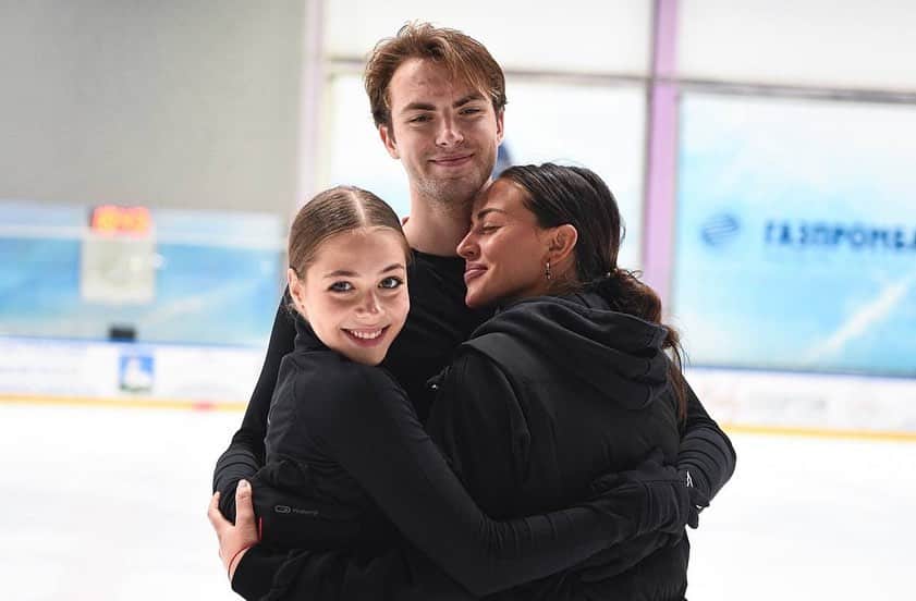 エカテリーナ・リャザーノワのインスタグラム：「Наши котики🥰♥️ #gorshkovteam♥️ 🫶🏼 @maxim_nekrasov_  @elizaveta_pasetchnik   #figureskating  #icedance」