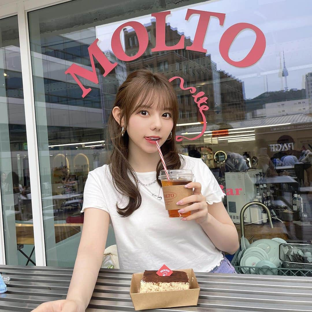 大森莉緒さんのインスタグラム写真 - (大森莉緒Instagram)「・ ・ 韓国明洞のカフェ☕️💞  大好きなティラミス〜〜美味しかったなぁ🤤 次行けた時はステラのクロワッサン食べたい🥐  景色がとってもよくて、ヨーロッパにいる気分だった💭 ・ ・ #大森莉緒 #おーりお #おりおんず #おりおの食 #韓国 #ソウル #韓国旅行 #渡韓 #明洞 #カフェ #韓国カフェ #カフェ巡り #ティラミス #molto  #cafe #good #travel #korea #koreastyle #카페투어 #맛집 #음식 #푸드 #좋아요 #카페 #티라미수」6月2日 22時00分 - rio.ohmori