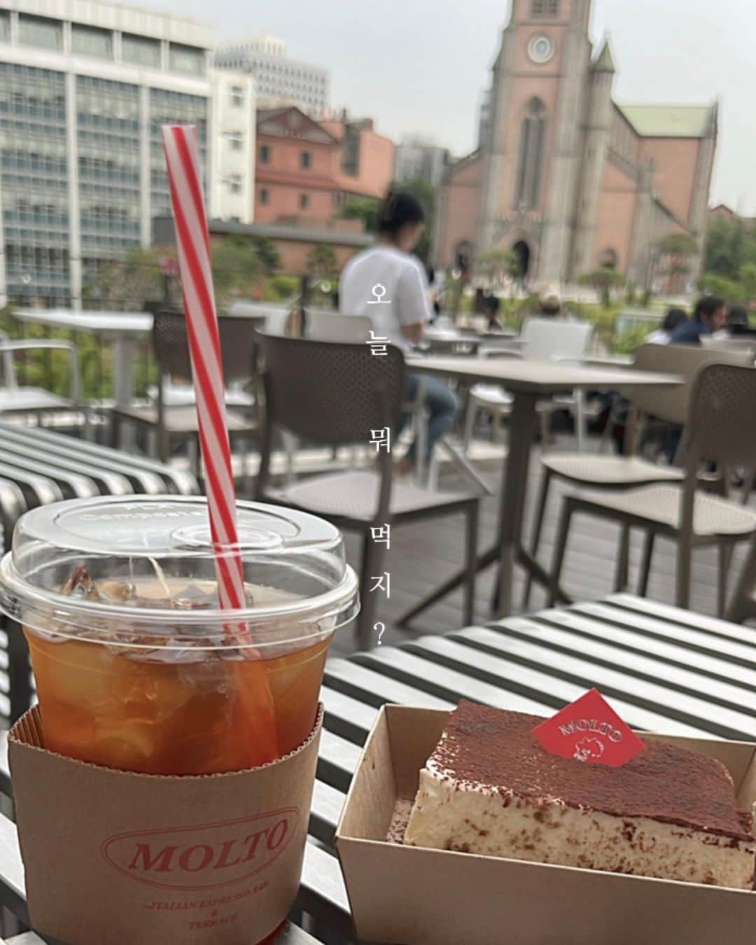 大森莉緒さんのインスタグラム写真 - (大森莉緒Instagram)「・ ・ 韓国明洞のカフェ☕️💞  大好きなティラミス〜〜美味しかったなぁ🤤 次行けた時はステラのクロワッサン食べたい🥐  景色がとってもよくて、ヨーロッパにいる気分だった💭 ・ ・ #大森莉緒 #おーりお #おりおんず #おりおの食 #韓国 #ソウル #韓国旅行 #渡韓 #明洞 #カフェ #韓国カフェ #カフェ巡り #ティラミス #molto  #cafe #good #travel #korea #koreastyle #카페투어 #맛집 #음식 #푸드 #좋아요 #카페 #티라미수」6月2日 22時00分 - rio.ohmori