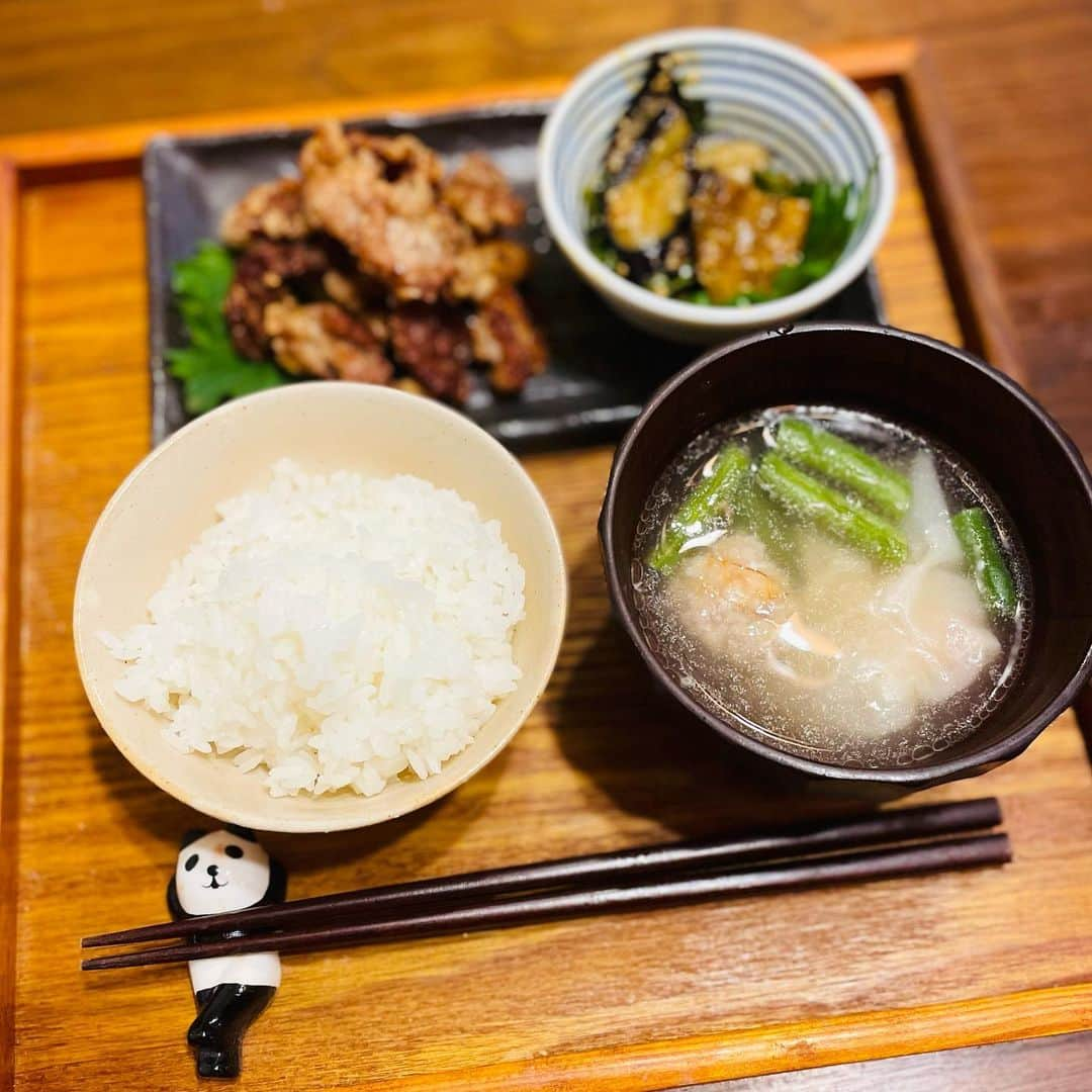 川島カヨのインスタグラム：「台風🌀とか大雨の時、私は何かしら作りおき作業しがち。 ⁡ 今日はエビワンタンをたくさん作って冷凍！ あとナスとシソのピリ辛なやつを作りました。 ⁡ 餃子は市販のもの買うけど、エビワンタンは作った方がなんか好きです。 ⁡ 皆さまも雨にはお気をつけください。 防災バカの私は今日も自宅の防災品チェック☑️しときました。 ⁡ #きょうのごはん #適当ごはん #おうちごはん #おうちごはんlover #ゆるめし #japaneasefood #クッキングラム #ひとりごはん #食卓日記 #献立 #家庭料理 #homecook #Homemadefood #日本食 #Japanesefood #ひとり定食 #お盆でごはん  #豚肉 #唐揚げ #sidedish #季節のご飯 #なす #エビ #ワンタン #ナスのやつだけでご飯食べられる ⁡ ⁡」