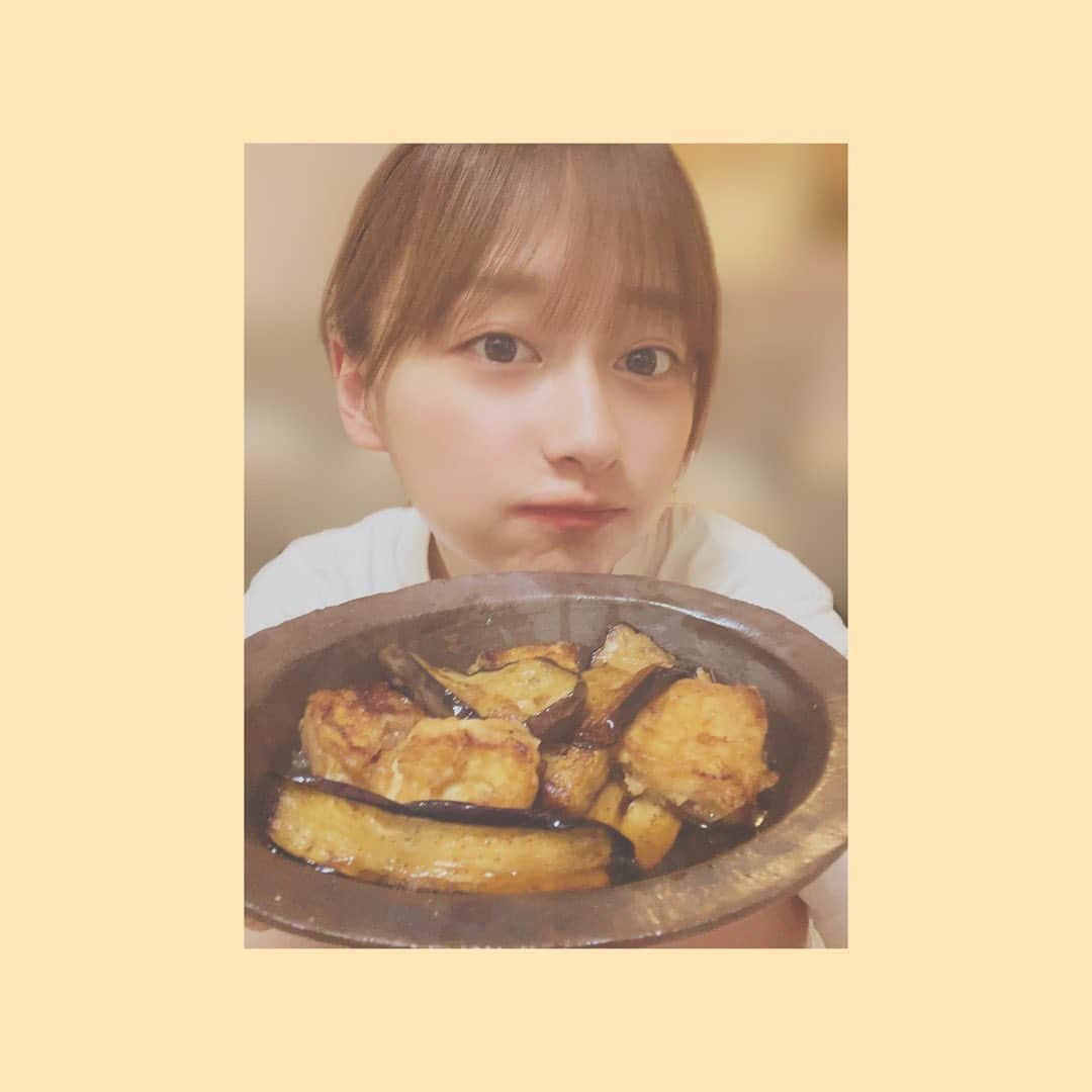 影山優佳さんのインスタグラム写真 - (影山優佳Instagram)「食べることが大好きで夜な夜な料理をするのですが、 いい感じの写真が撮れたので共有します☺︎  【なすと豆腐の揚げ浸し🍆】 水気を取ったなすをちょい少なめの油で素揚げにして、片栗粉をまぶした豆腐をその油に入れる簡単ステップ！火傷しないように気をつけることが1番のポイントでした😆  【とん平焼き🥚】 たまねぎとキャベツとねぎを細かくしてまとめて電子レンジへ。先に卵を焼いてその上に温めた野菜たちを乗っけてくるっと包みました🥗  【えのきの豚バラ巻き】 えのきがあるとすぐ作っちゃいます。くるくるしてチンしてポン酢かけたら完成！簡単ちゃんなので1番おすすめです😊  作り方を教えてほしいとファンの方によく言っていただいていたので載せようと思ったのですが、目分量でどうにかこうにかするズボラ飯で何も数字を書けず申し訳ないです…！🙇‍♀️また載せます！  #料理#cooking#簡単レシピ#とん平焼き#えのき#なす#豆腐#ズボラ飯#自炊 #日向坂46#影山優佳 #kagegram」6月2日 22時01分 - kageyamayuka_official