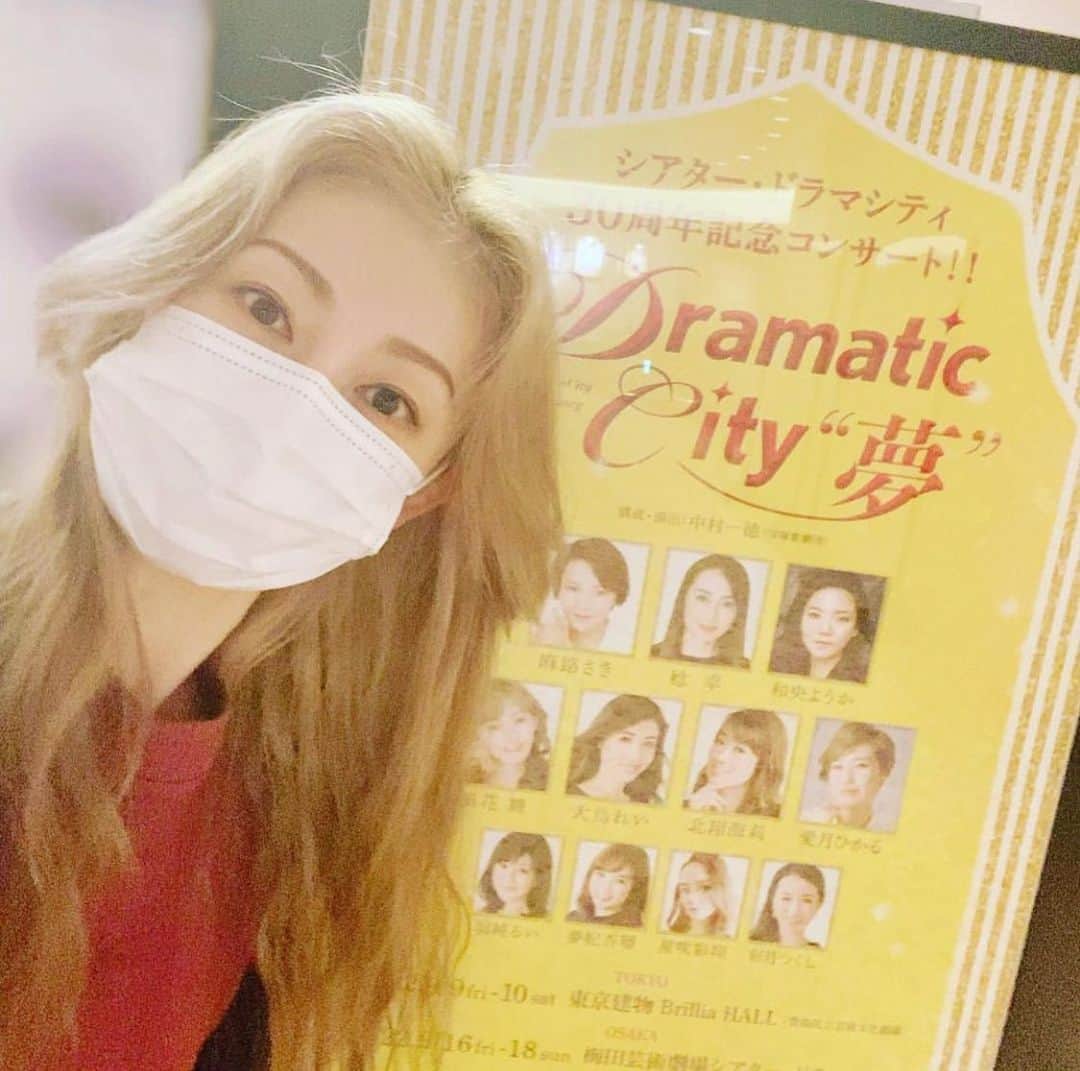 風花舞さんのインスタグラム写真 - (風花舞Instagram)「すでに懐かしい写真ですが。 金髪、懐かしい🤣  6/5(月)夜7:00〜 TAKARAZUKA SKY STAGE シアター・ドラマシティ30周年記念コンサート 【Dramatic City 夢】（'22年ドラマシティ）が放送されるそうです。  未加入の私は見れませんんんー😭 （'22年ドラマシティ）って書いてあるから、 ドラマシティで撮影したものが流れるのかな？ ベニー・グッドマン踊ったとき、 やはりシアター・ドラマシティで踊ったナンバーだったので、袖からステージ中央までの距離感とか、 あの劇場で30年前に踊った感覚とか、 ステージから踊りながら見た景色とか、 大阪公演初日に踊ったとき、 「あー記憶にある！」と思ったんですよね。  いいなードラマシティver.（かな？）、 見たかったなー。  スカパーTAKARAZUKA SKY STAGEご加入の皆様、 あれから月日は流れましたが、 改めましてまたお楽しみいただければ幸いです😊」6月2日 22時01分 - kazahanamai_official