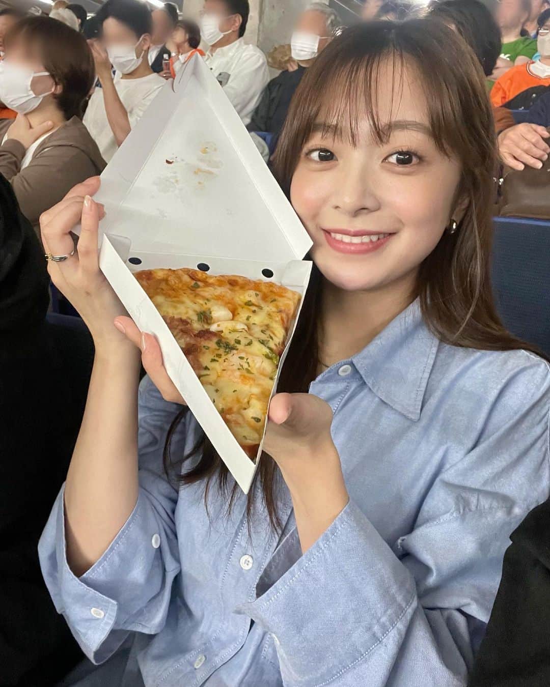 菊池柚花のインスタグラム：「. . . やっぱりスタジアムグルメは最高🤤  先日はシーフードピザを🍕 球場で野球を観ながらの食事は、贅沢でいつも以上に美味しく感じます🤍  試合に夢中で食事の手が止まったままになったり… つい食事に夢中になって大事なシーンを見逃してしまったり😢  現地でグルメを楽しみながらの観戦もよし！ 家でまったりしながら中継を見るもよし！ 楽しみ方は色々ですね☺️私はどちらも大好きです🤍  6月に入りプロ野球も交流戦が始まっています！ 更に熱く盛り上がっていきましょう🔥  皆さんくれぐれも台風に気をつけてお過ごしくださいね。  今週末も「ワースポ×MLB」でお会いしましょう🫧」