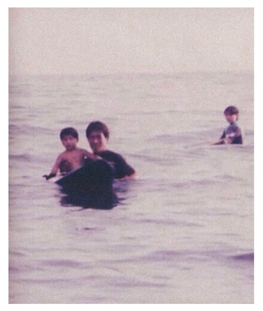 山中海輝のインスタグラム：「今日は　@peace_surf_crew オーナーであり自分の父親の誕生日。  世界中を飛び回るこのサーフィン人生を愛している自分がいるのは、間違いなく幼少期から両親がサーフィンを心から愛して楽しんでいる姿を見てきたからです。  これからもお店を通してサーフィンの楽しさを伝え続けてください✨  サーフィンはじめたい方は是非、　@peace_surf_crew 覗いてください！！」