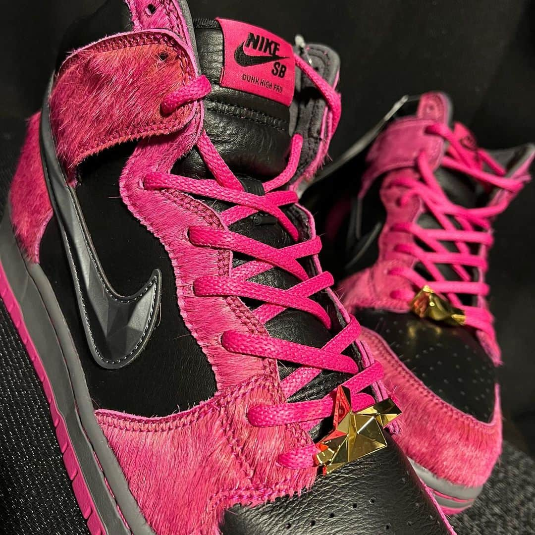 JULIANさんのインスタグラム写真 - (JULIANInstagram)「RUN THE JEWELS × SB DUNK HIGH  "ACTIVE PINK AND BLACK"   まだ履いてないけど🙈  #runthejewels  #nike #nikesb  #nikedunk #nikesbdunk  #ナイキ #ナイキスニーカー  #ナイキダンク #ダンク #ナイキsb  #スニーカー #足元倶楽部ナイキ部門  #スニーカーへッズ #スニーカー好き  #スニーカー男子 #スニーカー女子  #スニーカー好きな人と繋がりたい  #スニーカーコーデ #ジャパスニ #神戸スニーカーヘッズ  #神戸 #キックス #운동화　 #足元倶楽部 #あしもと倶楽部  #ストリートファッション  #ストリート系 #ストリート系男子 #ストリート系女子 #韓国ストリート」6月2日 22時06分 - julian_official_jp