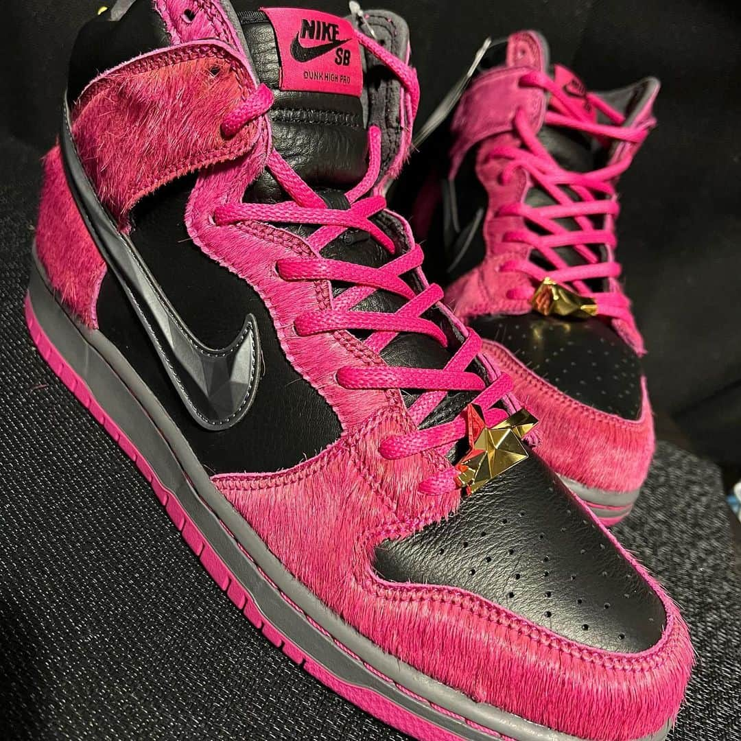 JULIANのインスタグラム：「RUN THE JEWELS × SB DUNK HIGH  "ACTIVE PINK AND BLACK"   まだ履いてないけど🙈  #runthejewels  #nike #nikesb  #nikedunk #nikesbdunk  #ナイキ #ナイキスニーカー  #ナイキダンク #ダンク #ナイキsb  #スニーカー #足元倶楽部ナイキ部門  #スニーカーへッズ #スニーカー好き  #スニーカー男子 #スニーカー女子  #スニーカー好きな人と繋がりたい  #スニーカーコーデ #ジャパスニ #神戸スニーカーヘッズ  #神戸 #キックス #운동화　 #足元倶楽部 #あしもと倶楽部  #ストリートファッション  #ストリート系 #ストリート系男子 #ストリート系女子 #韓国ストリート」