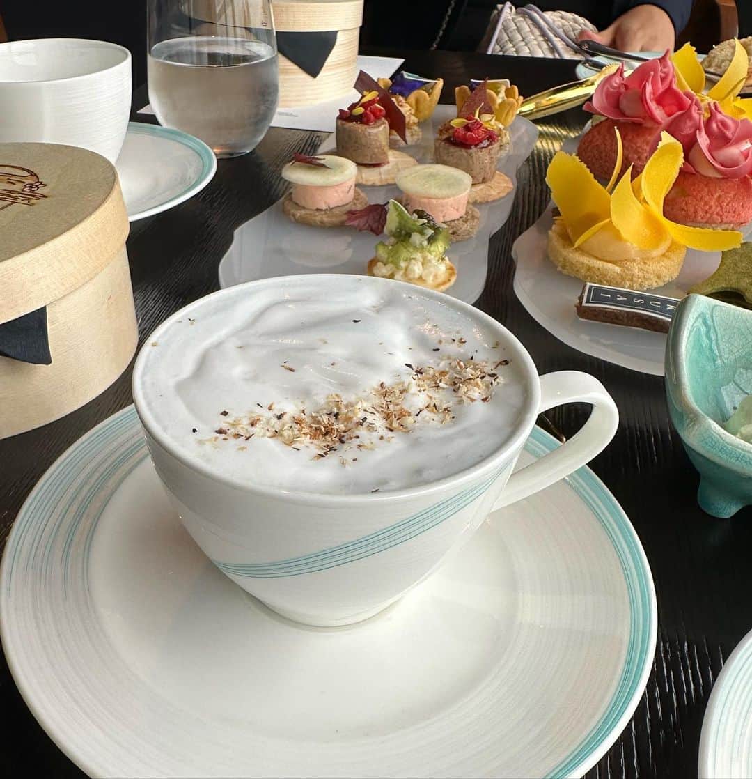 市原彩花さんのインスタグラム写真 - (市原彩花Instagram)「Katsushika Hokusai Afternoon tea🗻🇯🇵 What an amazing collaboration! I had afternoon tea at the restaurant on the 70th floor🇸🇬 @skai.sg   葛飾北斎の富嶽三十六景がモチーフのアフタヌーンティー🫖🗻 すごいコラボでびっくり😳 7/1までの限定だよ🇸🇬  ホテルの70階にある絶景レストランで食べれるから気分も上がる❤️ バーやレストラン利用もできるよ😉  #skaisg#skaixhokusai#skai#シンガポールアフタヌーンティー#アフタヌーンティー#ヌン活#シンガポールグルメ#afternoontea#hightea#sgfood#sgfoodies#singaporelife#singaporetravel#singaporetrip#singapore#シンガポール#singapura#海外生活#海外旅行#海外移住#シンガポール生活#シンガポール在住#葛飾北斎#富嶽三十六景 #あーちゃんシンガポール」6月2日 22時08分 - ayaka_ichihara