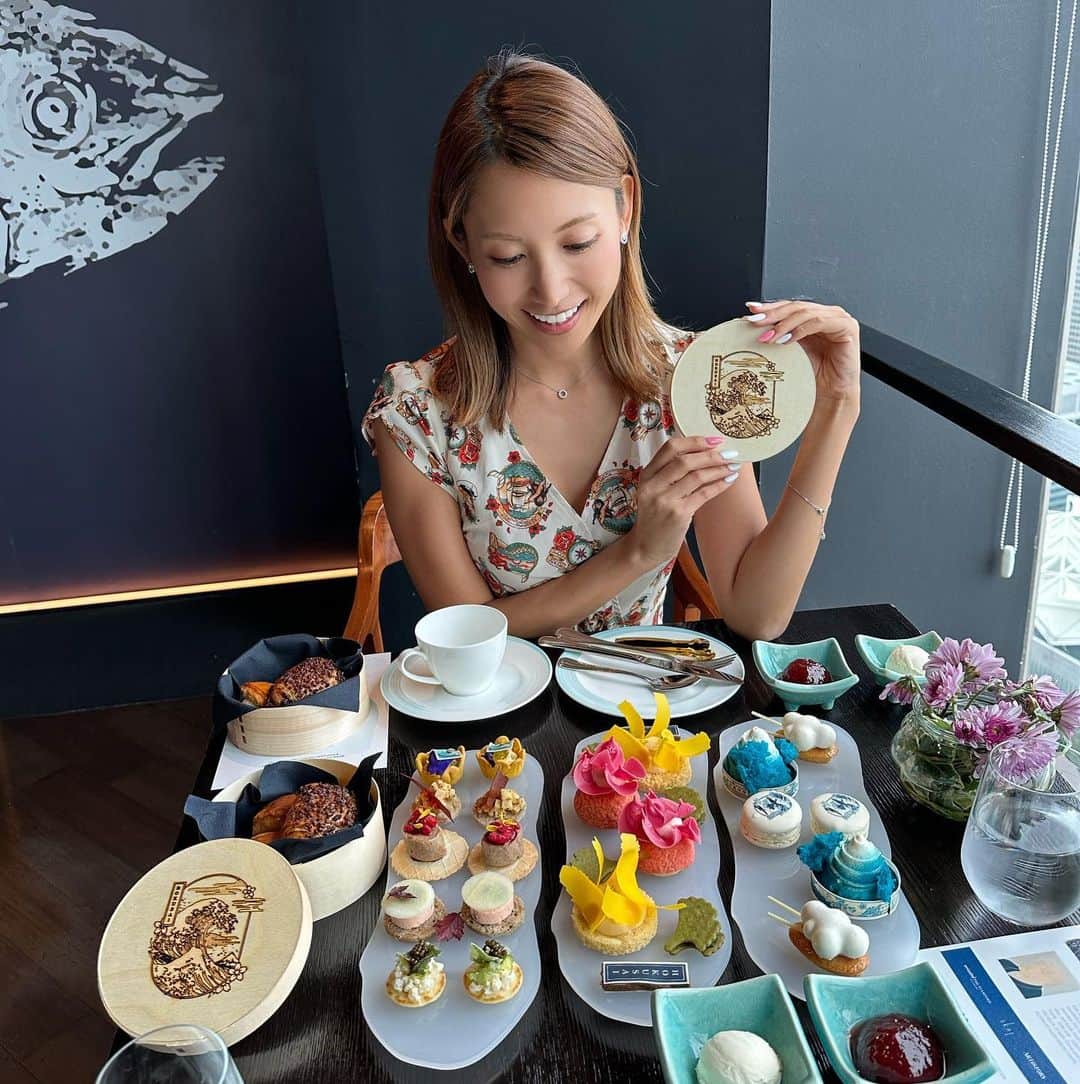 市原彩花さんのインスタグラム写真 - (市原彩花Instagram)「Katsushika Hokusai Afternoon tea🗻🇯🇵 What an amazing collaboration! I had afternoon tea at the restaurant on the 70th floor🇸🇬 @skai.sg   葛飾北斎の富嶽三十六景がモチーフのアフタヌーンティー🫖🗻 すごいコラボでびっくり😳 7/1までの限定だよ🇸🇬  ホテルの70階にある絶景レストランで食べれるから気分も上がる❤️ バーやレストラン利用もできるよ😉  #skaisg#skaixhokusai#skai#シンガポールアフタヌーンティー#アフタヌーンティー#ヌン活#シンガポールグルメ#afternoontea#hightea#sgfood#sgfoodies#singaporelife#singaporetravel#singaporetrip#singapore#シンガポール#singapura#海外生活#海外旅行#海外移住#シンガポール生活#シンガポール在住#葛飾北斎#富嶽三十六景 #あーちゃんシンガポール」6月2日 22時08分 - ayaka_ichihara