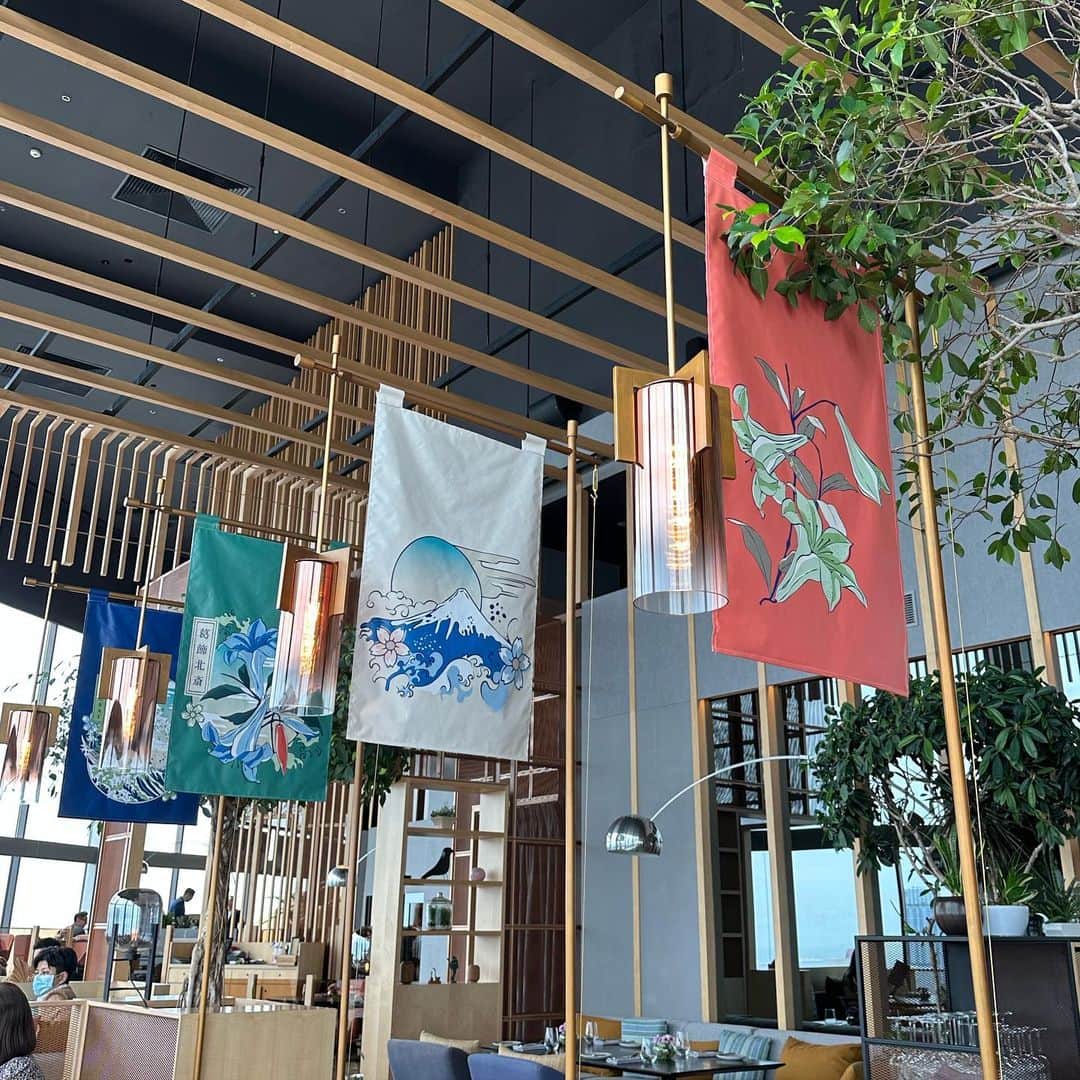 市原彩花さんのインスタグラム写真 - (市原彩花Instagram)「Katsushika Hokusai Afternoon tea🗻🇯🇵 What an amazing collaboration! I had afternoon tea at the restaurant on the 70th floor🇸🇬 @skai.sg   葛飾北斎の富嶽三十六景がモチーフのアフタヌーンティー🫖🗻 すごいコラボでびっくり😳 7/1までの限定だよ🇸🇬  ホテルの70階にある絶景レストランで食べれるから気分も上がる❤️ バーやレストラン利用もできるよ😉  #skaisg#skaixhokusai#skai#シンガポールアフタヌーンティー#アフタヌーンティー#ヌン活#シンガポールグルメ#afternoontea#hightea#sgfood#sgfoodies#singaporelife#singaporetravel#singaporetrip#singapore#シンガポール#singapura#海外生活#海外旅行#海外移住#シンガポール生活#シンガポール在住#葛飾北斎#富嶽三十六景 #あーちゃんシンガポール」6月2日 22時08分 - ayaka_ichihara