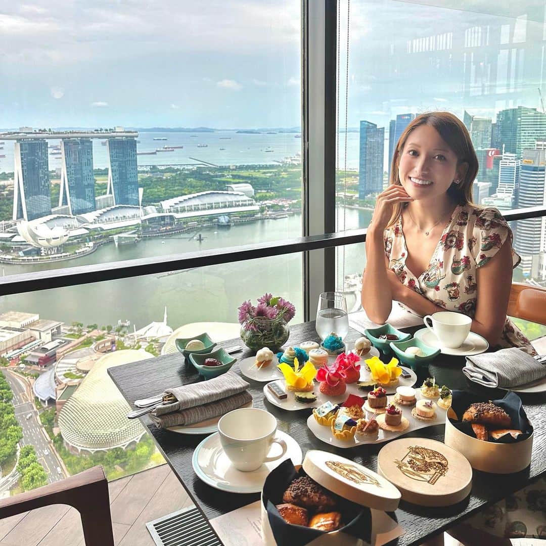 市原彩花さんのインスタグラム写真 - (市原彩花Instagram)「Katsushika Hokusai Afternoon tea🗻🇯🇵 What an amazing collaboration! I had afternoon tea at the restaurant on the 70th floor🇸🇬 @skai.sg   葛飾北斎の富嶽三十六景がモチーフのアフタヌーンティー🫖🗻 すごいコラボでびっくり😳 7/1までの限定だよ🇸🇬  ホテルの70階にある絶景レストランで食べれるから気分も上がる❤️ バーやレストラン利用もできるよ😉  #skaisg#skaixhokusai#skai#シンガポールアフタヌーンティー#アフタヌーンティー#ヌン活#シンガポールグルメ#afternoontea#hightea#sgfood#sgfoodies#singaporelife#singaporetravel#singaporetrip#singapore#シンガポール#singapura#海外生活#海外旅行#海外移住#シンガポール生活#シンガポール在住#葛飾北斎#富嶽三十六景 #あーちゃんシンガポール」6月2日 22時08分 - ayaka_ichihara