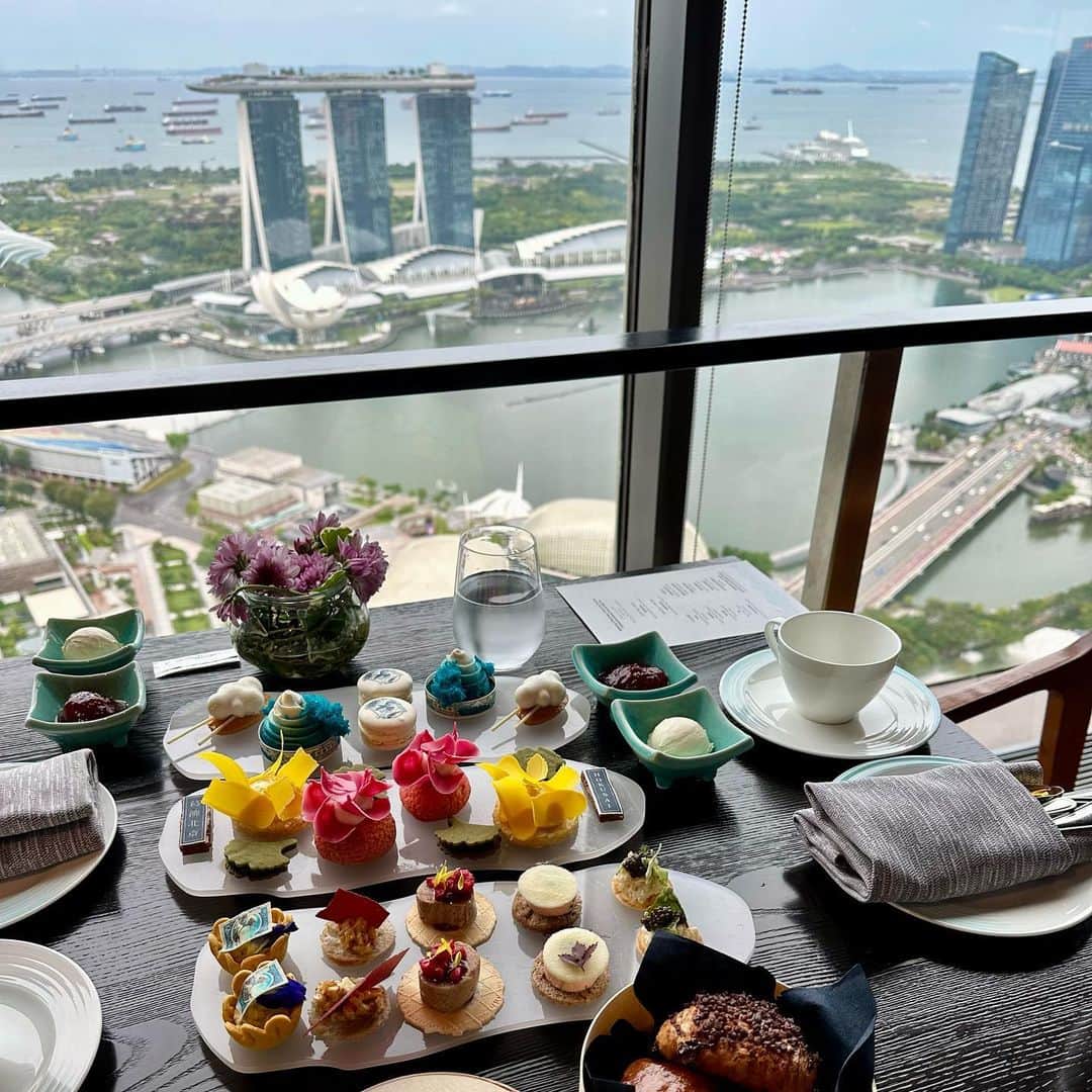 市原彩花さんのインスタグラム写真 - (市原彩花Instagram)「Katsushika Hokusai Afternoon tea🗻🇯🇵 What an amazing collaboration! I had afternoon tea at the restaurant on the 70th floor🇸🇬 @skai.sg   葛飾北斎の富嶽三十六景がモチーフのアフタヌーンティー🫖🗻 すごいコラボでびっくり😳 7/1までの限定だよ🇸🇬  ホテルの70階にある絶景レストランで食べれるから気分も上がる❤️ バーやレストラン利用もできるよ😉  #skaisg#skaixhokusai#skai#シンガポールアフタヌーンティー#アフタヌーンティー#ヌン活#シンガポールグルメ#afternoontea#hightea#sgfood#sgfoodies#singaporelife#singaporetravel#singaporetrip#singapore#シンガポール#singapura#海外生活#海外旅行#海外移住#シンガポール生活#シンガポール在住#葛飾北斎#富嶽三十六景 #あーちゃんシンガポール」6月2日 22時08分 - ayaka_ichihara