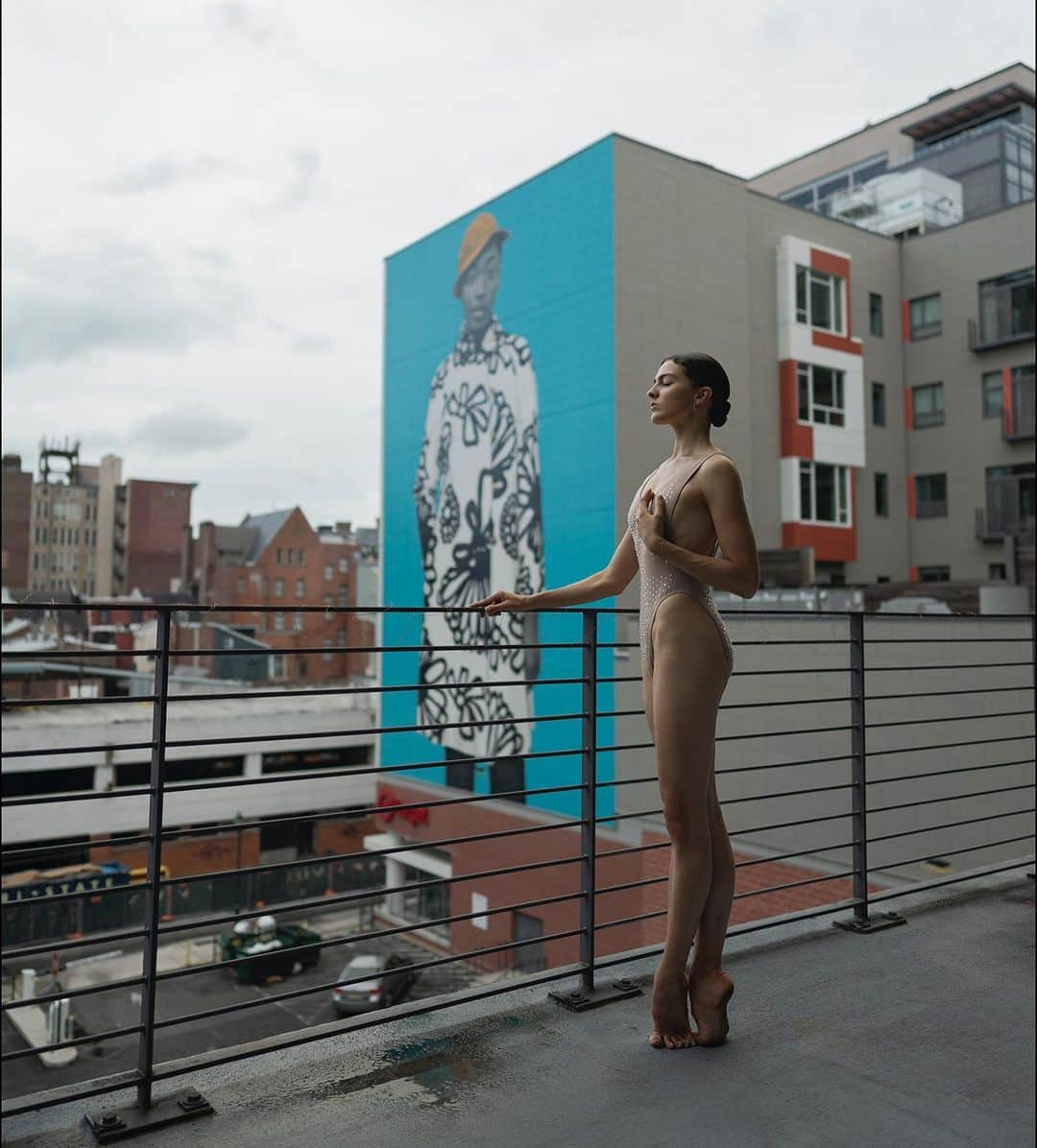 ballerina projectのインスタグラム：「𝐒𝐲𝐝𝐧𝐞𝐲 𝐃𝐨𝐥𝐚𝐧 in Philadelphia.   @sydney_dolan_ballet #sydneydolan #ballerinaproject #ballerina #ballet #philadelphia #amysherald #streetart   Ballerina Project 𝗹𝗮𝗿𝗴𝗲 𝗳𝗼𝗿𝗺𝗮𝘁 𝗹𝗶𝗺𝗶𝘁𝗲𝗱 𝗲𝗱𝘁𝗶𝗼𝗻 𝗽𝗿𝗶𝗻𝘁𝘀 and 𝗜𝗻𝘀𝘁𝗮𝘅 𝗰𝗼𝗹𝗹𝗲𝗰𝘁𝗶𝗼𝗻𝘀 on sale in our Etsy store. Link is located in our bio.  𝙎𝙪𝙗𝙨𝙘𝙧𝙞𝙗𝙚 to the 𝐁𝐚𝐥𝐥𝐞𝐫𝐢𝐧𝐚 𝐏𝐫𝐨𝐣𝐞𝐜𝐭 on Instagram to have access to exclusive and never seen before content. 🩰」