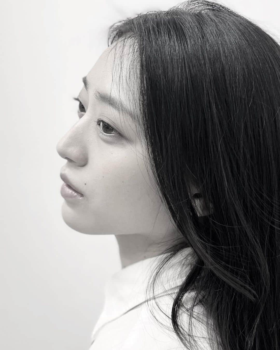佐藤里菜のインスタグラム：「白と黒  #白と黒 #モノクロ #ポートレート #blackandwhite #portrait」