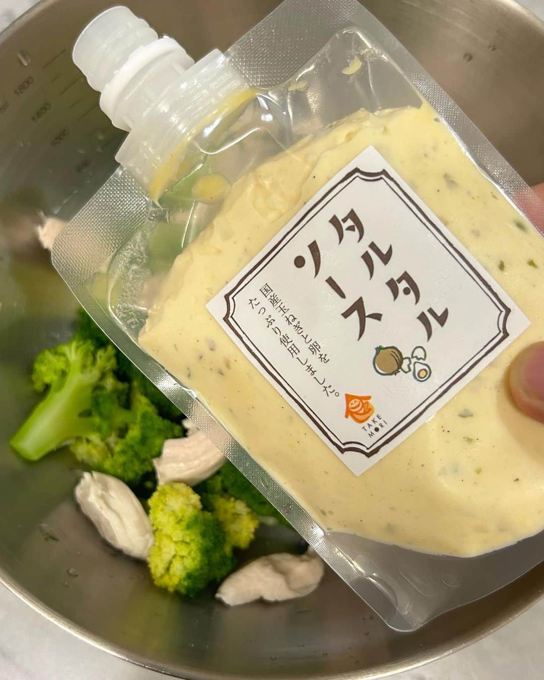 utoshさんのインスタグラム写真 - (utoshInstagram)「【レシピ付き】ササミとブロッコリーのカレー風味タルタル  便利につかえるタルタルソースで、ササミとブロッコリーの絶品料理！！ カレー味なのがポイント！  じつはこれ、主食にも副菜にも両方使えます。これだけでもタンパク質たっぷり取れる、おいしい料理です！  タケモリ @takemori.tarutaru のチキン南蛮のタレと、タルタルソースを使って作ったらこれまたうまい！  ぜひ作ってみてください！  ー・ー・ー  このタルタルソースは宮崎で作られているタケモリさん @takemori.tarutaru の美味しいタルタルなんですが、それだけじゃないんです。 宮崎といえば「チキン南蛮」ですよね。チキン南蛮といえばタルタル！そんなタルタルの地元で作られているタルタルソースは美味しさとこだわりが違います。  僕も初めて食べたとき「あ、これはおいしいは」としっかりした味、しっかりしたコクにびっくりしました。  タケモリさんのタルタル。宮崎の味をぜひ味わってほしい。 毎月抽選の楽しい企画もやってますので、チェック！ ▶︎ @takemori.tarutaru  ぜひ作ってみてください！  ー／ー／ー／ー  ササミとブロッコリーのカレー風味タルタル（2人分）  【材料】 ブロッコリー 1/2個 ササミ 4本 ・塩　適量 （水500mlで塩小さじ2程度）  A タルタルソース　大さじ4 カレー粉　小さじ1/2 塩 小さじ1/4  【作り方】 （1）ブロッコリーを房に分けて、半分に切り、大きかったらさらに半分に切る。  （2）ブロッコリーは2分茹でて、キッチンペーパーなどで水気を切っておく。ささみは塩をいれて3分茹で、取り出して手で裂く。  （3）ボウルに2のブロッコリーとササミを入れて、Aの材料を全て入れ、よく混ぜ合わせたら完成。  ー／ー／ー／ー  #ブロッコリー #ササミ #カレー風味 #タルタルソース #タケモリのタルタルソース #おうちごはん #簡単料理 #フーディーテーブル #PR」6月2日 22時24分 - utosh