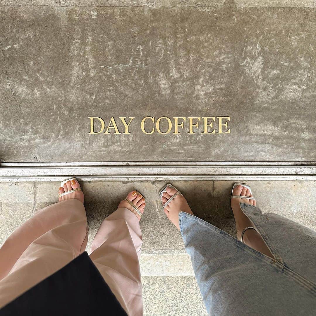 田畑佑莉のインスタグラム：「🥛🫧 @daycoffee_tokyo  店員さんも素敵でメニュー美味しくて落ち着くカフェです🎧1人でも来てみたい🕊  sandal @orientaltraffic_official × @lily02tbt  gold silver black 3色人気です 🥂  #目黒カフェ」