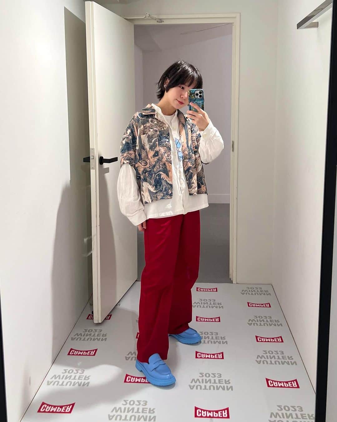 光永のインスタグラム：「今日は、シャツ×シャツなレイヤードコーデ🌖マーブル具合が渋くて可愛いです🫶🏻 あとカバンの驚異の撥水効果に、もうめちゃくちゃ助けられました🥹👏🎒 赤のボトムにサックスブルーのローファーを合わせちゃいました。サングラスの青みもポイントです🕶️ 今日は、CAMPER👞の展示会で可愛さに心踊って、ラジオ行って🎙️、大豪雨で幕張行くの苦戦して🚕、ニコニコライブでした☺️✌️ 帰りは池田カーで近くまで送ってもらってほんとすぐ帰宅できました。 ありがとう池田🚗。 ㅤㅤㅤㅤㅤㅤㅤㅤㅤㅤㅤㅤ 柄シャツ：#happyjohn 白シャツ：#victimandco 赤ボトム：#momentplus ローファー：#CAMPER バッグ：#SML ㅤㅤㅤㅤㅤㅤㅤㅤㅤㅤㅤㅤ #レイヤードコーデ #ローファーコーデ #柄シャツ #シャツレイヤード #カラーパンツコーデ #メンズライクコーデ」