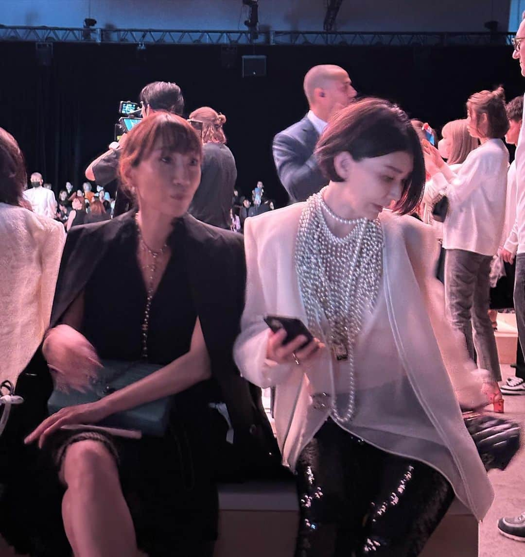 風間ゆみえさんのインスタグラム写真 - (風間ゆみえInstagram)「CHANEL  2022/23年  メティエダール コレクション SHOW IN TOKYO  久しぶりのKettyと、まぉまぁよく会っている、笑、おけいセンセと、有明で行われたCHANELのショーへ。  @1030kei  @keikosasaki_mylan」6月2日 22時35分 - yumie_kazama