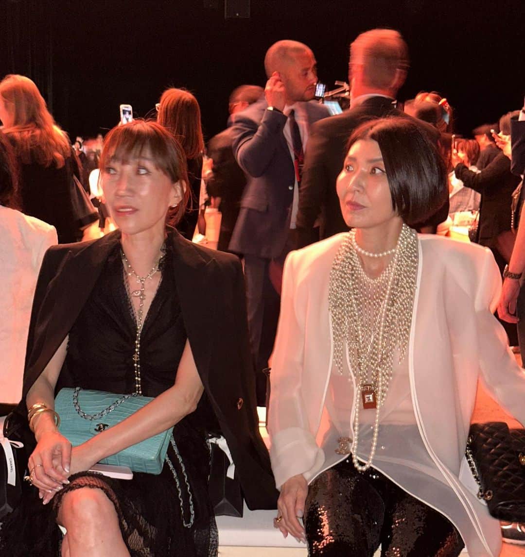 風間ゆみえのインスタグラム：「CHANEL  2022/23年  メティエダール コレクション SHOW IN TOKYO  久しぶりのKettyと、まぉまぁよく会っている、笑、おけいセンセと、有明で行われたCHANELのショーへ。  @1030kei  @keikosasaki_mylan」