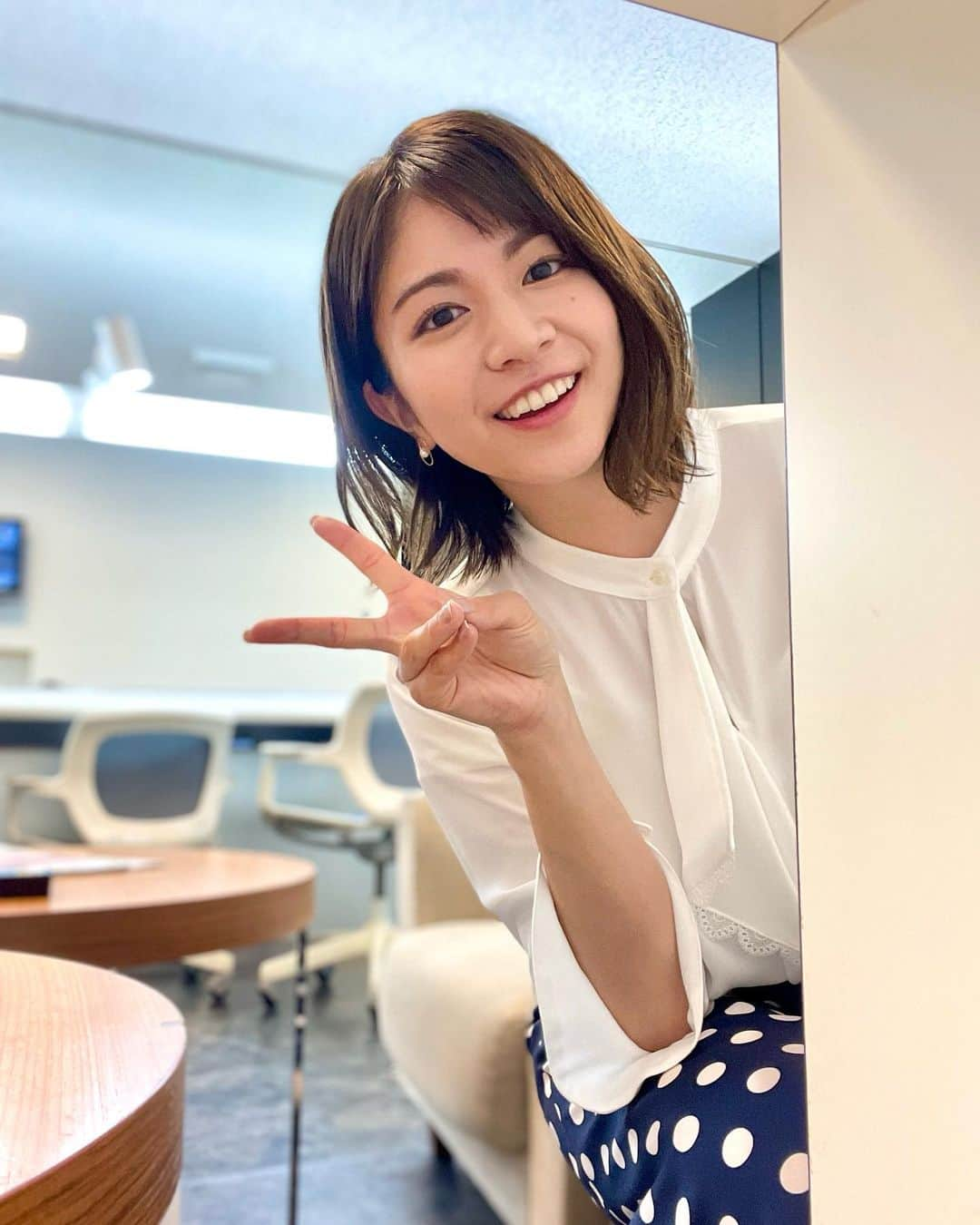 千葉真由佳さんのインスタグラム写真 - (千葉真由佳Instagram)「【お疲れ様です✌️】 今週もありがとうございました。 いつもと違う角度から 写真を撮りました🤳  棚の影から...🫣  金曜日のレトロな水玉のスカートがお気に入りです🫧  そして各地雨風が強くて心配です。  外出は無理なさらず... 怪我のないように 私も気をつけて週末過ごします✨  ●6/2（金）🤍💙 （トップス、スカート） @naracamicie_jp （ピアス） @mimi33_official #mimi33  ●6/1（木）💖 （トップス） @techichiterrasse （スカート） @cdec_official （ピアス） @mimi33_official #mimi33  #TBS#THETIME' #TBSスパークル#キャスター #フリーアナウンサー #アナウンサー #アナウンサー衣装 #千葉真由佳 #春コーデ#夏コーデ#コーデ記録 #152cmコーデ#152cm #大人ボブ#ショートヘア #instalike#fashion#photography」6月2日 22時36分 - mayuka.chiba