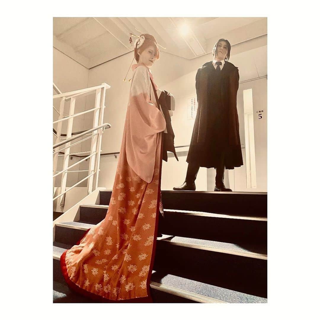 夢月せらのインスタグラム：「来週の今日はいよいよ大阪公演初日です😳はやいよー💨  稽古もまもなく終わります。 早く舞台に立ちたい反面、終わって欲しくない気持ちが強くなる…  皆様と一緒に最高の終焉を迎えられるように。 最高で大好きな家族とまだまだ高みを目指して💪  中也が15歳の頃、ここから始まった森殿率いるポートマフィアの結束もお見逃しなく。」