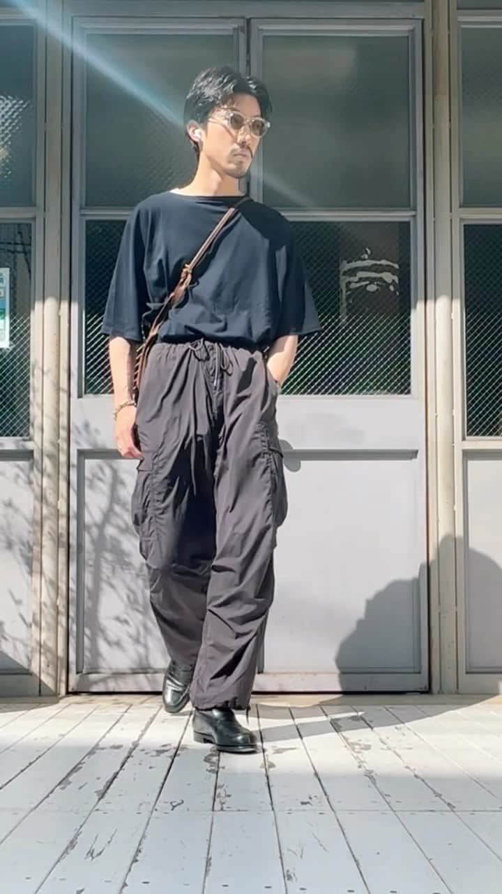 並木一樹のインスタグラム：「シャカシャカカーゴにマーティーの和紙バスクシャツをタックインしてウェストンのローファー履いたらスタイルめっちゃ良くなる☺️ tops: @maatee_and_sons  pants: @unfilo_mens_official  shoes:  @jmwestonofficial  bag:NICENESS  #春服#ootd #COMOLI #walenode」