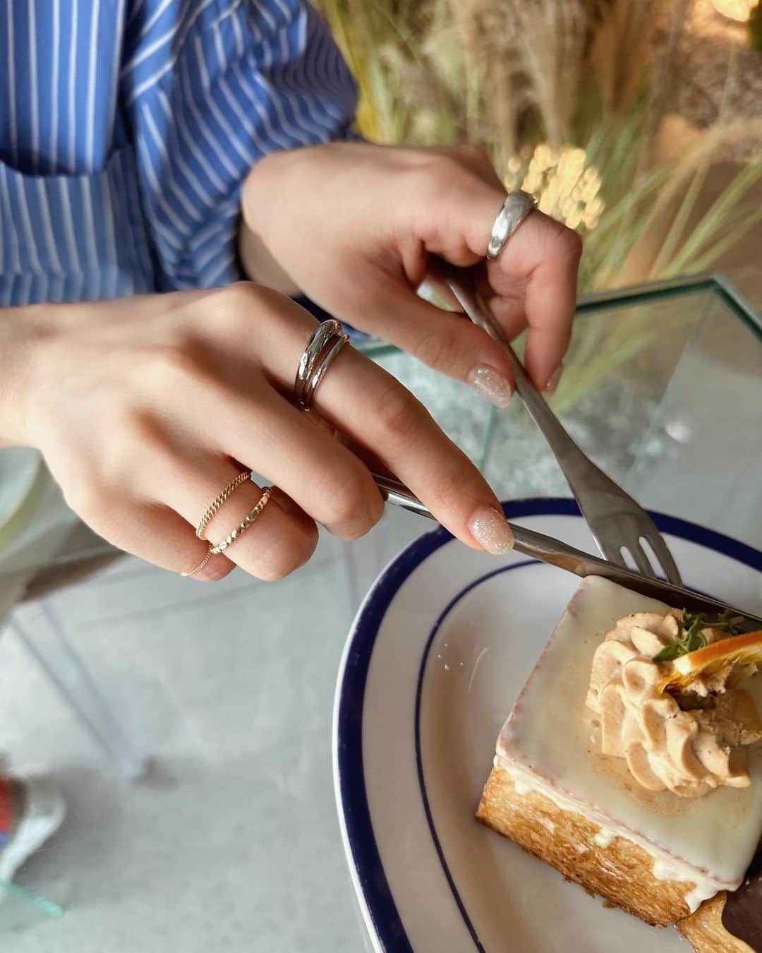 小祝麻里亜のインスタグラム：「普段は甘いの食べたーい！って中々ならないけど、雨に濡れて肌寒いと温かいコーヒーとデザートが食べたくなる🍪🧸  写真はお気に入りのリングたちと、いつかの甘味🍰  今晩も天候に気をつけてお過ごしください🥹 明日もpop upにて日本橋三越でお待ちしております🧺🫧  ． ＿＿＿＿＿＿ #카페 #카페추천 #카페스타그램 #リング #手元コーデ」