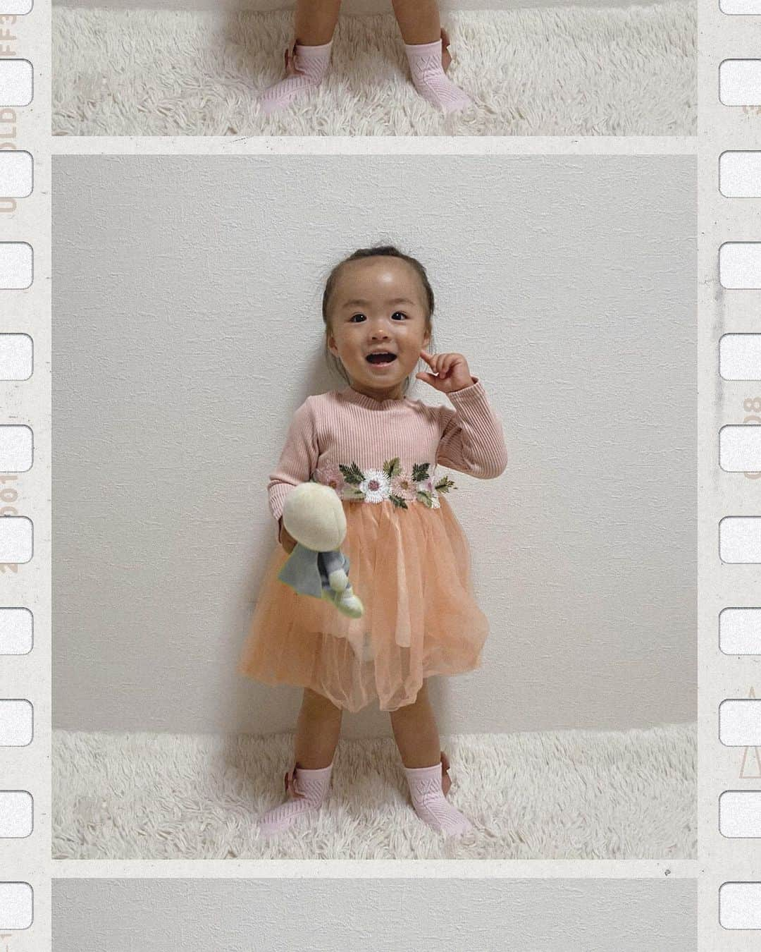 石川マリーさんのインスタグラム写真 - (石川マリーInstagram)「先日、1歳半になりました🌼  ママの真似っこをしてお料理しようとしたり ご飯の後は食器のお片付けを手伝ってくれたり どんどんお姉さんになっていく娘👧🏻  成長していく姿に感動しつつ まだまだ赤ちゃんでいてほしいなぁ〜 と切ない気もする…🥹笑  「パパ」も「アンパンマン」も「パンダ」も ぜ〜んぶ「パパ」って言っちゃう🤣🤣🤣  好きな食べ物は いちご🍓にんじん🥕えだ豆🫘お魚🐟 ハンバーグとカレーライスも大好き💕  メロンパンナちゃん🍈と パンダ🐼とお花🌼が大好きな女の子🫶🏻 元気にすくすく大きくなるんだぞ！！  #18months #1歳半 #女の子ママ #ママライフ」6月2日 22時40分 - marieishikawa