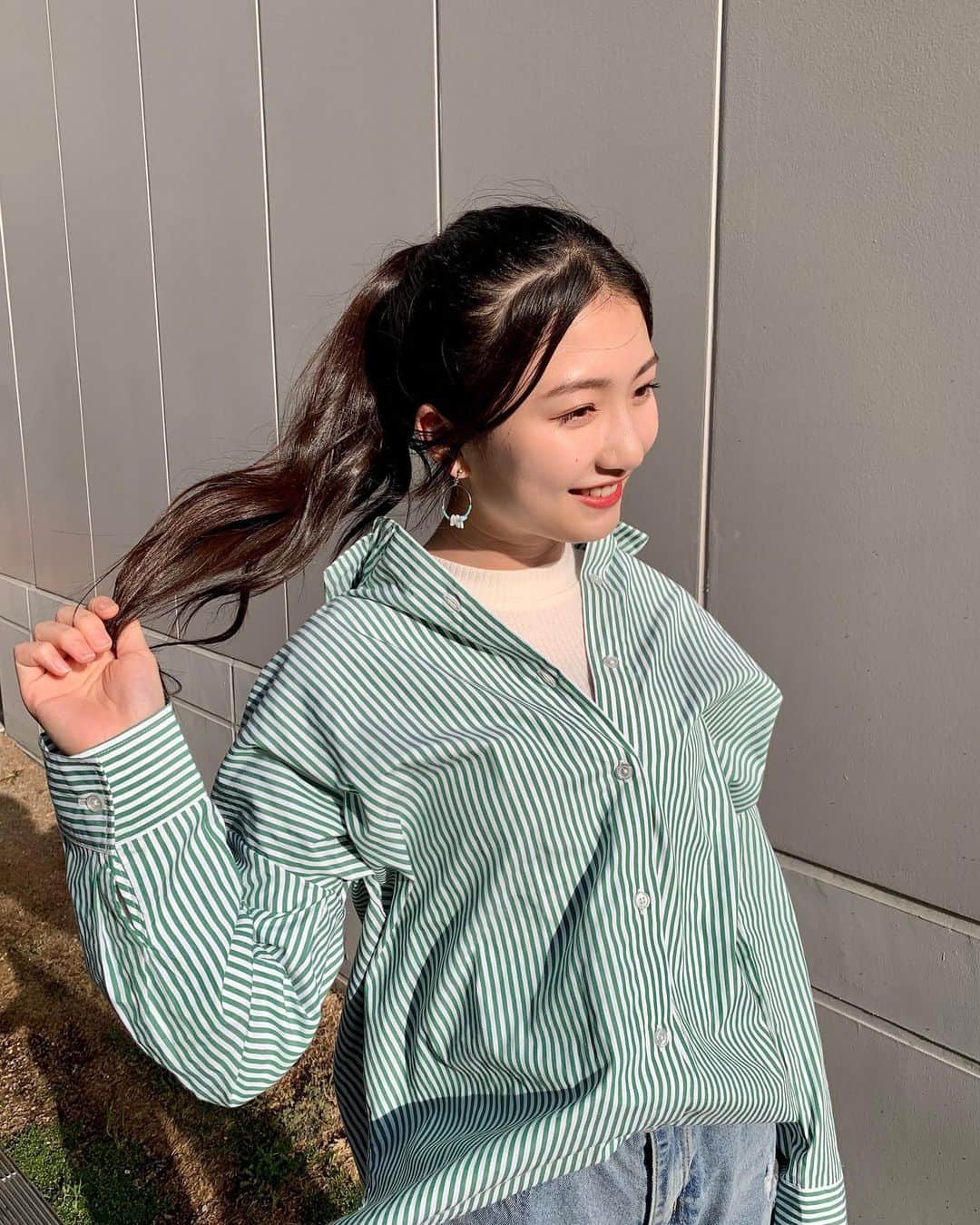 塩月希依音のインスタグラム：「ポニーテールは好き？💚  #ポニーテール#シャツ#ストライプシャツ#シャツ#シャツコーデ #緑#みどり #グリーン#グリーンコーデ #green#jk#ljk #05#05년생 #05line」
