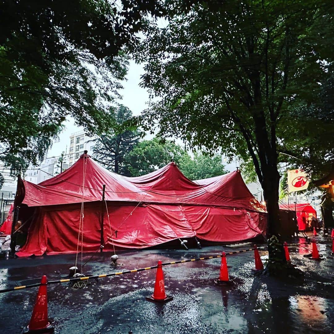 のインスタグラム：「劇団唐組の公演「透明人間」^_^@花園神社 強風と豪雨だというのに、芝居好きな人がこんなにいるとは！ 本当に久しぶりのテント公演を見て、懐かし役者仲間と再会したり、随分と昔に自分もやったことを思い出したりと、なんだか勝手に感動していました。 唐十郎のセリフを噛み砕き、咀嚼し、表現していた役者さんの熱量に圧倒されっぱなしの2時間。 物語と雨音がよく合い、このような日に観れたことが逆に最高の演出のように思える素晴らしい舞台でした。 ああ、やっぱり舞台が好きでやりたいな……。 來到睽違許久的劇團唐組！ 看了舞台，見到好久以前一起演出的演員們，回想起好久以前我也搭棚演出的日子。 真好看！我還是喜歡前衛戲劇，好想演⋯⋯。  #唐組透明人間 #劇団唐組 #唐組 #唐十郎 #花園神社」