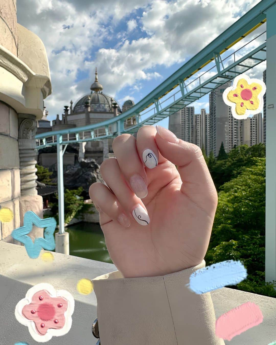 徐薇涵（Wei Han Xu）のインスタグラム：「5月份指甲〰️ 男生也看得懂的法式手繪 溫柔款⚪️ 不管什麼穿搭都適合 💅🏻 @yanbeautynail  美甲環境很舒適又適合拍照 店長奶茶🐱圓滾滾超可愛 上次還坐在我旁邊陪我做指甲 🥰超療癒」