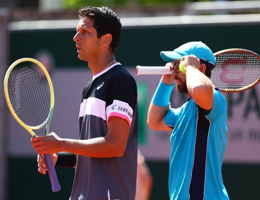 マルセロ・メロのインスタグラム：「Belo jogo hj, ganhamos por 7/6 6/4, vaaaamo q vaaaamo aqui em Roland Garros 🇧🇷😁. . . @centauroesporte @bancobmg @volvocarbr @asicsbrasil @cbtoficial @headtennis_official 📸 Andre Ferreira / FFT」