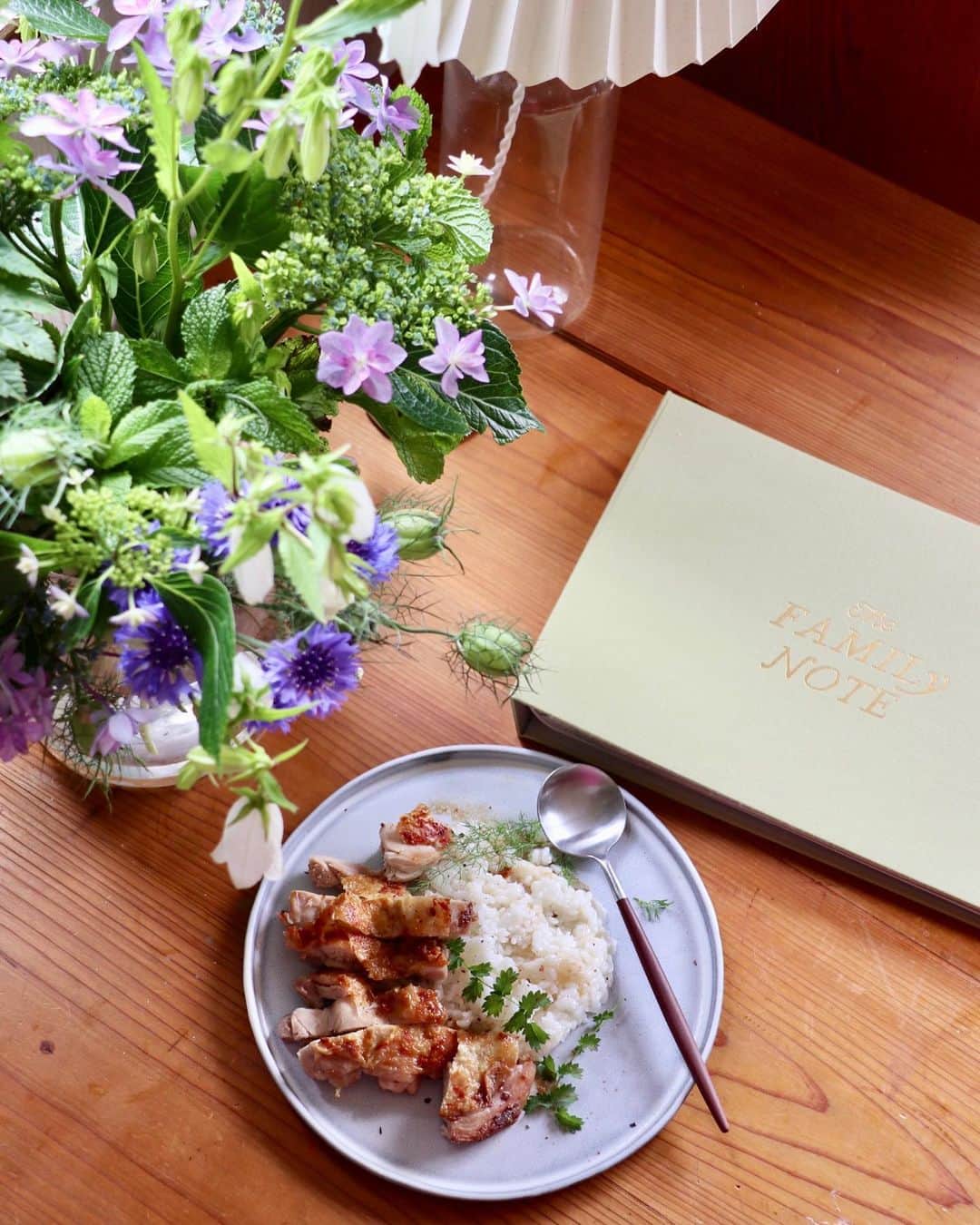 村上萌さんのインスタグラム写真 - (村上萌Instagram)「たった1時間ちょっとで、自分史上最高に美味しい鶏肉の焼き方と一生もののリゾット術を身につけて、ついに米まで計量しない人に生まれ変わった。知るってすごい🥹 すぐさま家族のランチでリピート。  @thefamilynote 季節のワークショップ by @yoshiki_yasai 🥦   #暮らしの微調整 #thefamilynote #じぶんごとリゾット」6月2日 22時44分 - moemurakami_