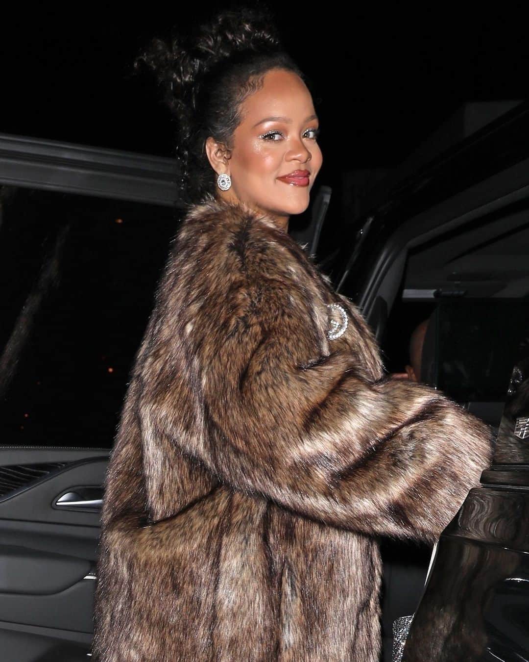 Just Jaredさんのインスタグラム写真 - (Just JaredInstagram)「Pregnant Rihanna rocks a fur coat & sheer shimmering pants for dinner in Santa Monica. #Rihanna Photos: Backgrid」6月2日 22時56分 - justjared