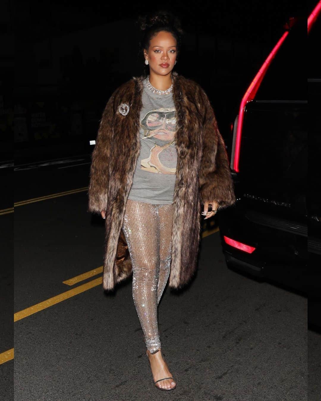 Just Jaredさんのインスタグラム写真 - (Just JaredInstagram)「Pregnant Rihanna rocks a fur coat & sheer shimmering pants for dinner in Santa Monica. #Rihanna Photos: Backgrid」6月2日 22時56分 - justjared