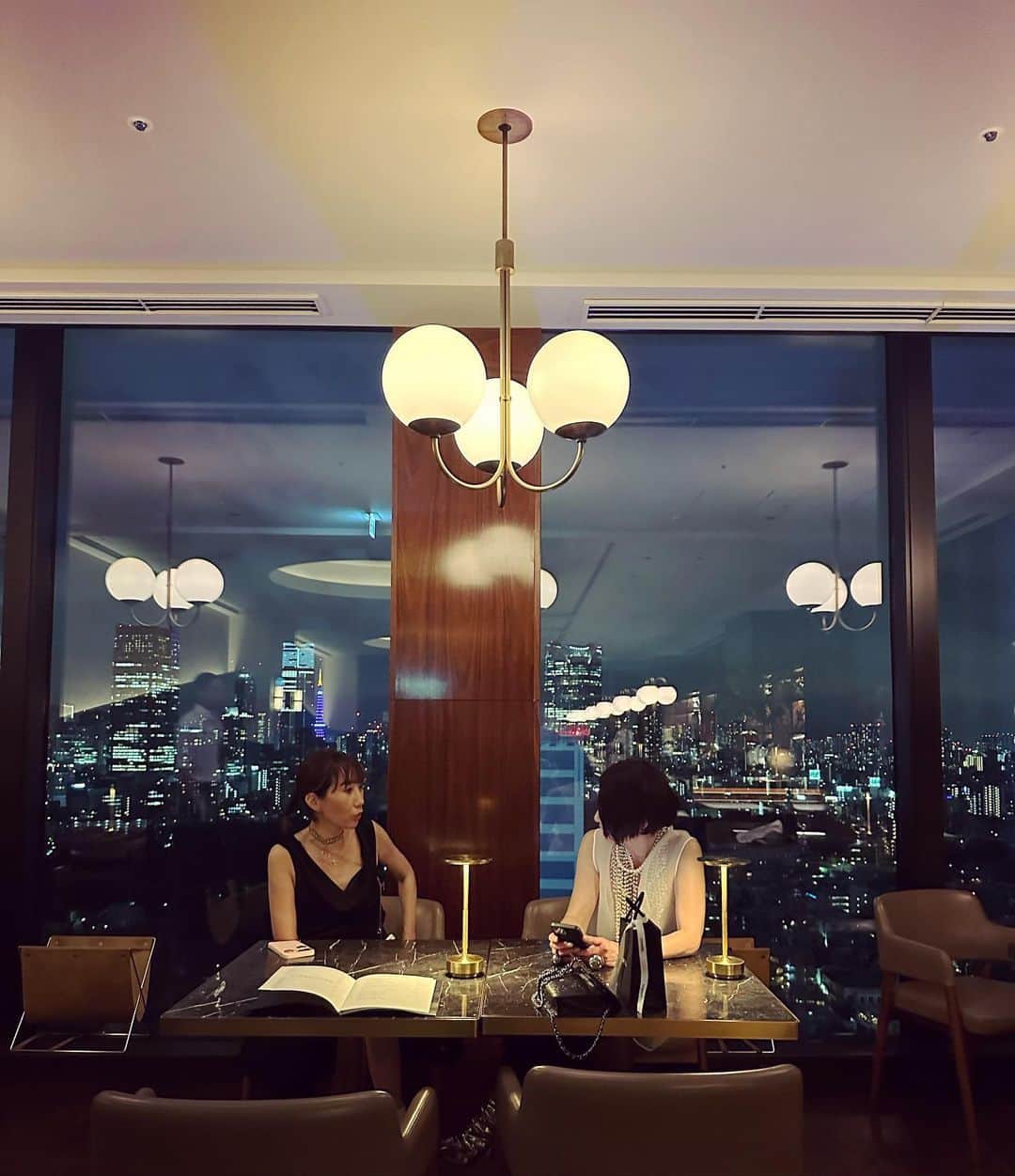 風間ゆみえのインスタグラム：「ショーから戻って青山にて一杯🍷✨  とてもフォトジェニックだったから この日はずっとふたりの写真撮ってた😂✨ @1030kei  @keikosasaki_mylan」