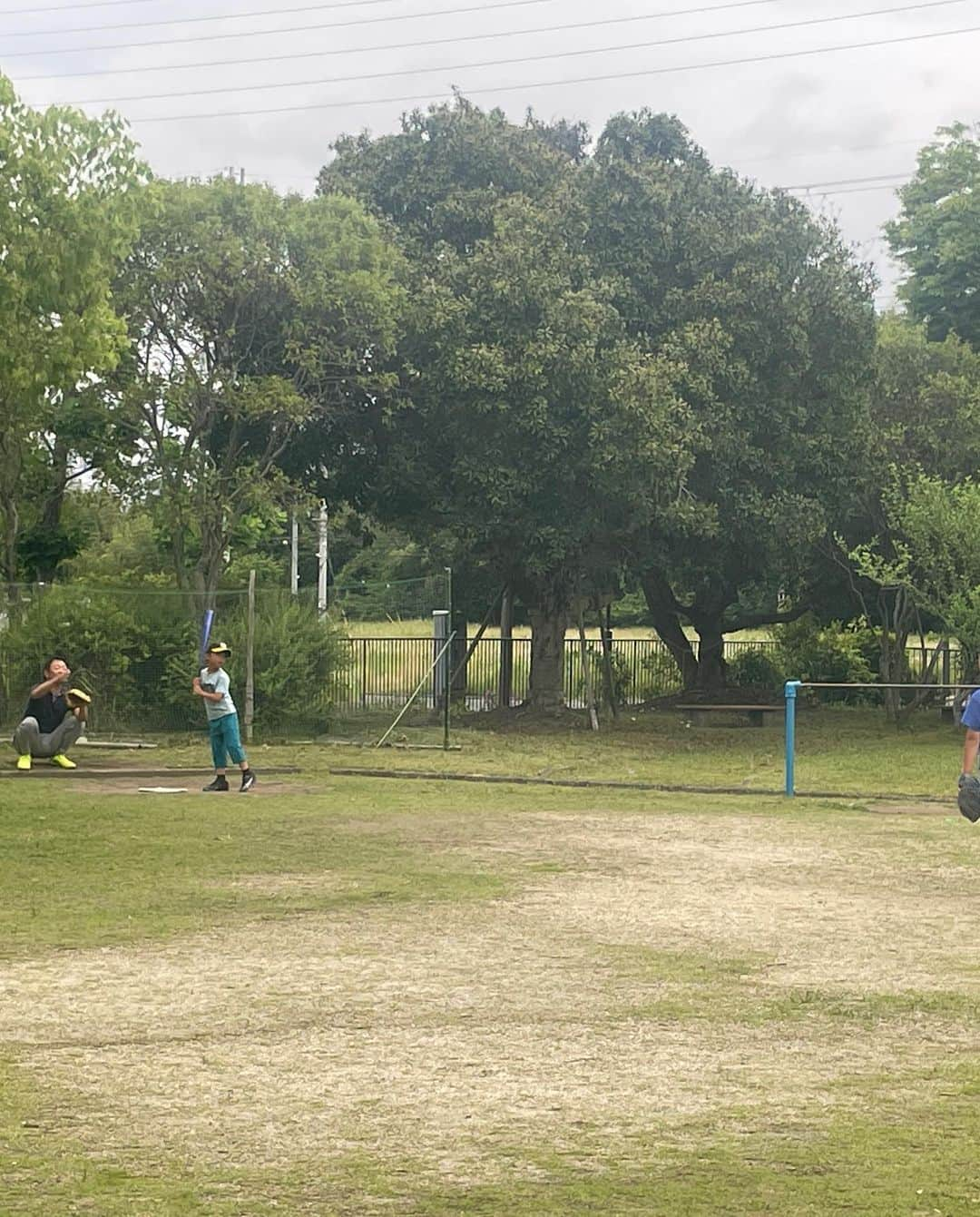 生島早織さんのインスタグラム写真 - (生島早織Instagram)「レジェンズ2戦目　ボンドカップ⛳️  お天気が心配される中、無事終えました⛳️  結果は、残念だったけど、まだまだやれるなぁ💦 やる事沢山あるな‼️ と、感じさせて貰いました。 悔しさ満載の試合になりました。  素晴らしいコースセッティング❗️ その中で、個人的にはレジェンズに行く様になってからは初めての有観客試合⛳️ やはり楽しかったです❣️  何年ぶりかに会う方々が沢山いて、嬉しくなりました❣️  時代が変わったなぁ〜と思うのはYouTubeライブ配信🎥  とても沢山の方がYouTube観戦して応援してくれていました💻  現地やYouTubeがの写真が沢山送られてきました📷😃  今回は、ホテルからの景色にも癒されました🖼  カーテンを開けボーッとする時間は殆どなかったけど😅 温泉と食事🍽 ホテルでの時間も楽しみました❣️  悔しさと苛立ち・・・  自宅までの3時間弱🚙 色んなことを考えながら、自宅に着く頃には、多分母の顔に⁉️  帰宅したら丁度子供達は公園タイム⚾️ 荷物だけ下ろして即公園へ💨  流石にボールを追いかける元気は無かった💦  夕飯は、双子達リクエストでステーキ🥩 長い間お留守番頑張ってくれたからね❣️  私は胃腸炎の影響か、100g程しか食べれなかったけど、癒し効果抜群のディナーになりました😃  今回の試合では、一緒に回ったプロや練習場で一緒になった先輩プロに色んなアドバイスも頂きました❣️  色んな意味でブランクあるなぁ〜 と思いますが、第二？第三？第四？・・・の、ゴルフ人生のスタートを切ったので全力で頑張ろうと思います💪 いつか、双子達にも観に来て貰えるように😍  強いママになりたい😘  またお留守番宜しくね😅  ボンドカップ⛳️❣️ また来年戻って来たいなぁ〜と思う、素敵な大会でした😄  関係者の皆様、お世話になりました❣️ ありがとうございました😊 また、遠方より応援に駆けつけてくださった皆さま、ありがとうございました😊  最後まで頑張れました😍  ・・・最後のバーディパット届かなかったけど😭😭😭  あっ！ お留守番頑張ってくれたので翌朝は安全パトロールで学校まで一緒に歩いて行って来ました🏫  30分後警報が出てまた迎えに行き・・・ 雨の中長めのお散歩できました😅 格好は、二日間試合で着たカッパで🤣  #ボンドカップ #レジェンドツアー #第二戦 #女子プロゴルファー  #ゴルフのお仕事 #ママはプロゴルファー  #双子育児 #双子ママ #生島早織 #大雨警報 #コニシボンド #コニシ株式会社」6月2日 22時56分 - saori.ikushima