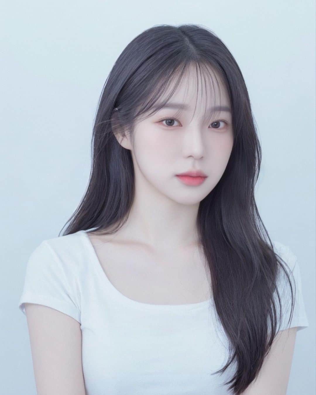 ZUYONIのインスタグラム：「요즘 유행하는 AI프로필 내 사진 20장 넣으면 자동으로 프로필 사진을 만들어주는 건데… 누구시죠?ㅋㅋㅋㅋㅋㅋ 너무 초면인 얼굴 서른 장 받고 당황ㅋㅋㅋㅋ 그나마 비슷한 거 있나요?  ㄴ있을리가  다들 주말 맞이 잘 하십셔 저는 내일 올라갈 영상 편집중..💪💪」