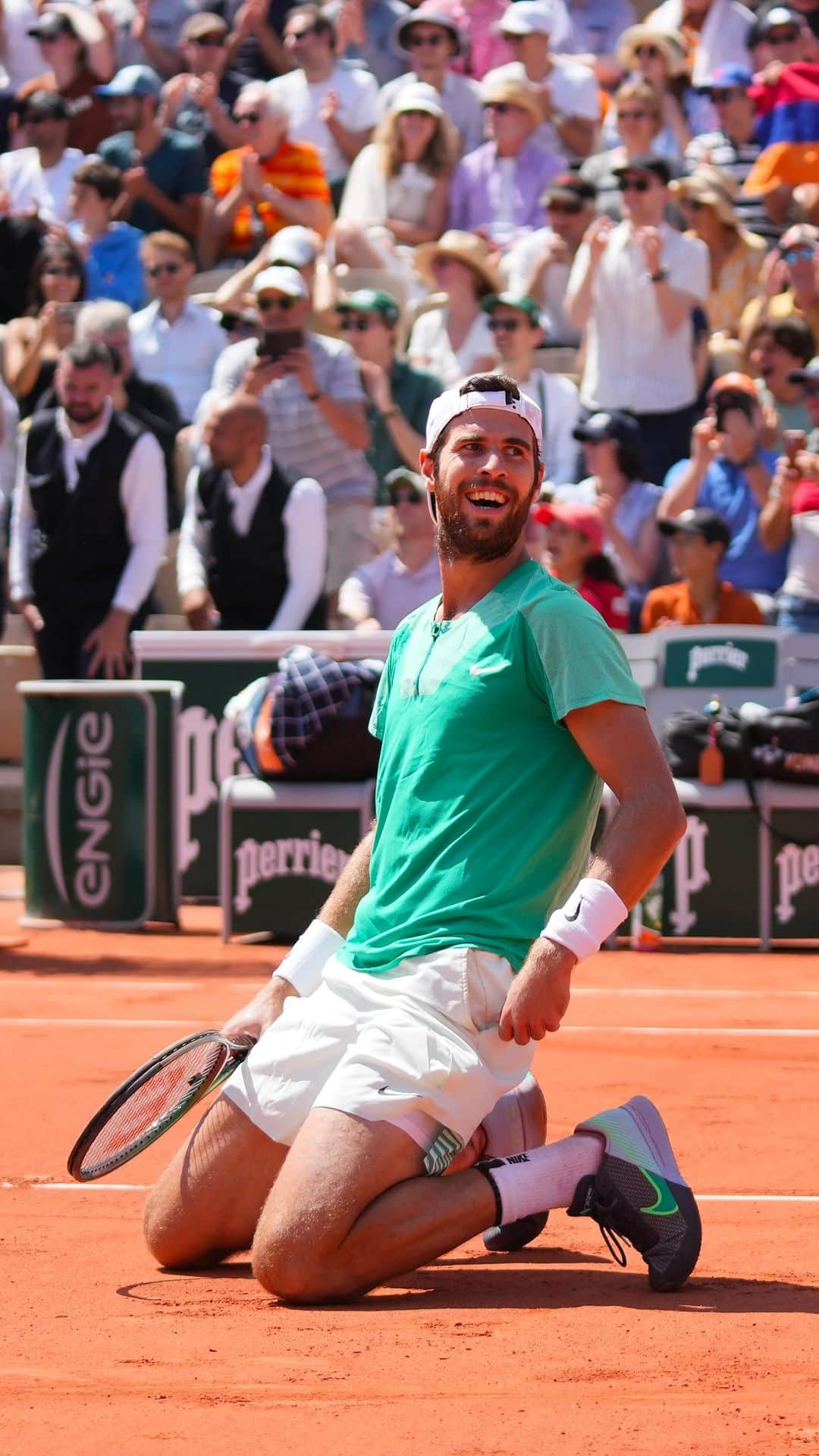 カレン・ハチャノフのインスタグラム：「WEEK ✌️  #RolandGarros」