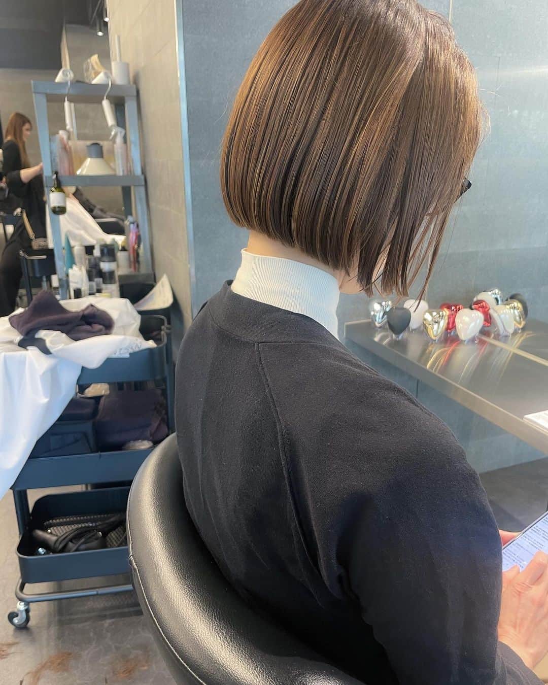 YUMIKOのインスタグラム：「ドライヤーで乾かしてスノウバーム付けて完成☺︎ボブ  ハイライトもたしました🫶🏻 ドライヤーだけでおしまいなのが 人気です⤴︎  #札幌美容師#札幌美容室#ボブ#ミニボブ#白髪ぼかし  #결혼식#헤어#미용실#イルミナカラー#イルミニスト#2023トレンド#髪質改善」